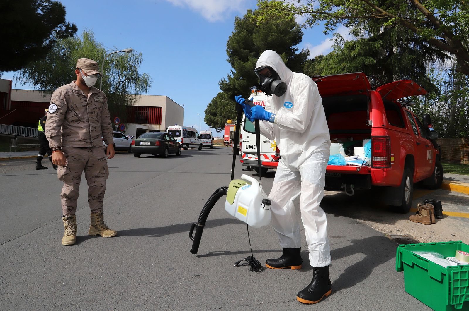 Imágenes de las tareas de desinfección de la UME en el Hospital Infanta Elena