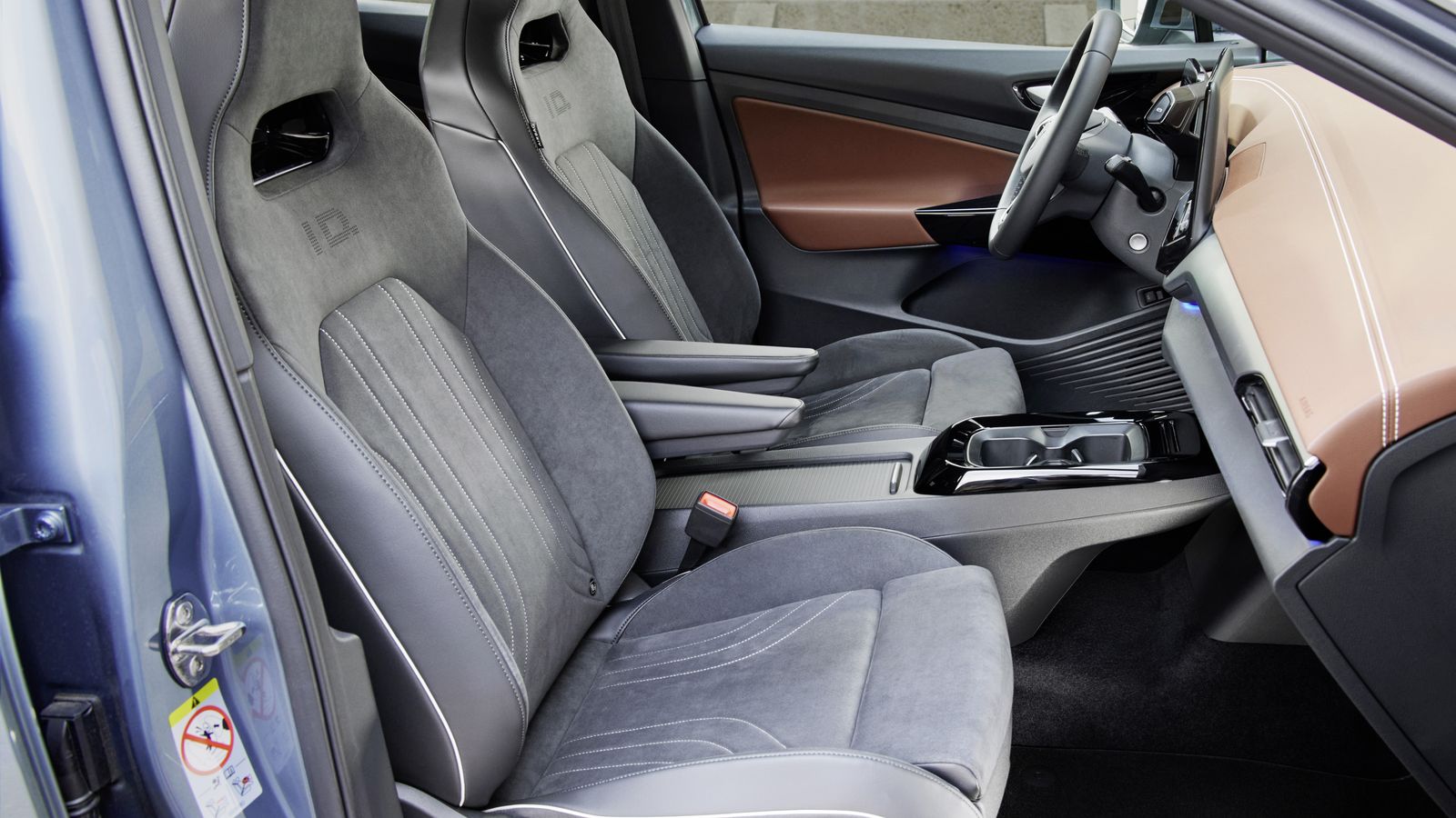 Entre las ayudas a la conducción disponibles de serie está el control de velocidad de crucero adaptativo, el aviso de salida de carril, los sistemas de reconocimiento de señales y fatiga o la frenada de emergencia.