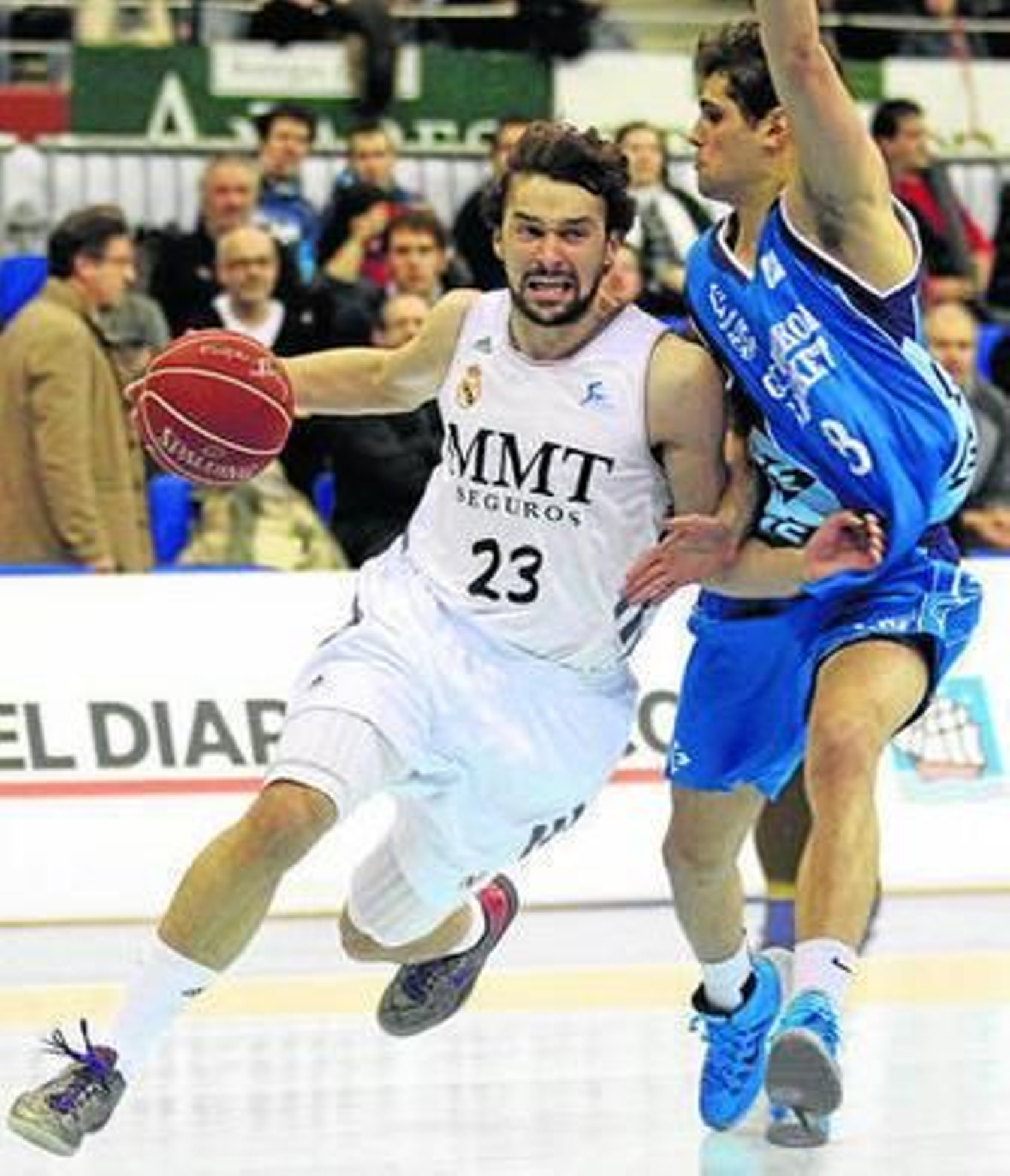 Llull enfila la canasta en una penetración ante Neto.