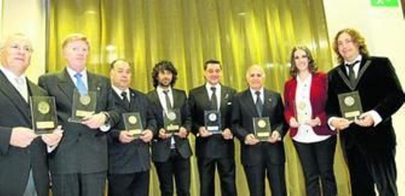 Foto de familia de todos los galardonados que recibieron la medalla de la coronación de la Victoria.