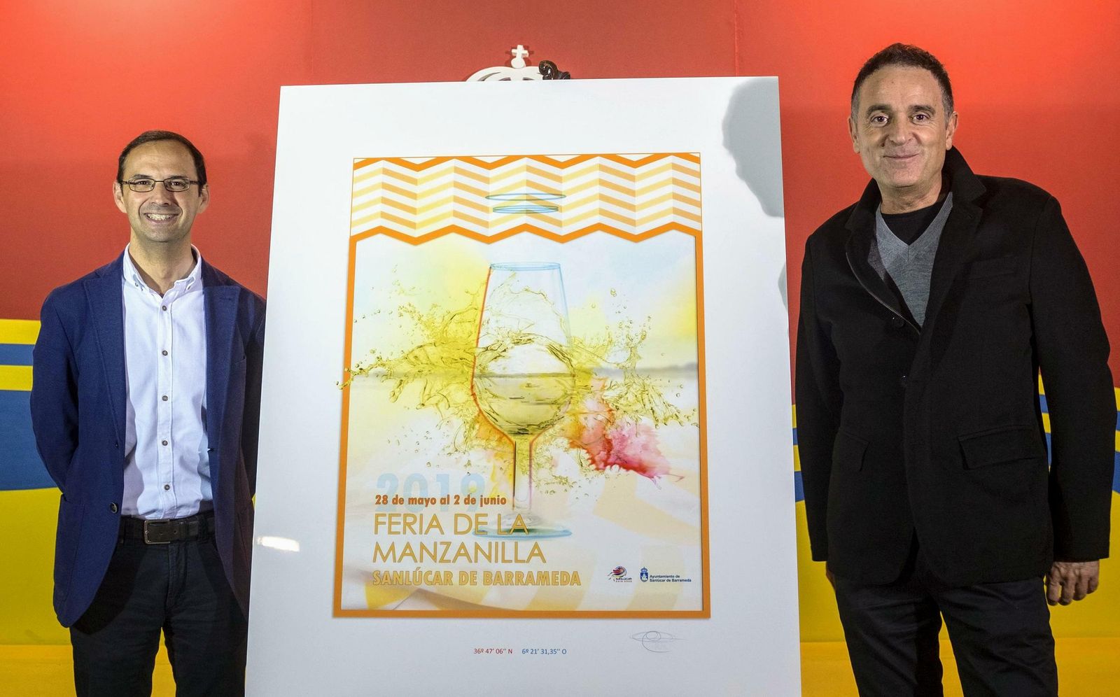 El cartel anunciador de la Feria de la Manzanilla ha sido presentado hoy por el alcalde y su autor, Dionisio González.