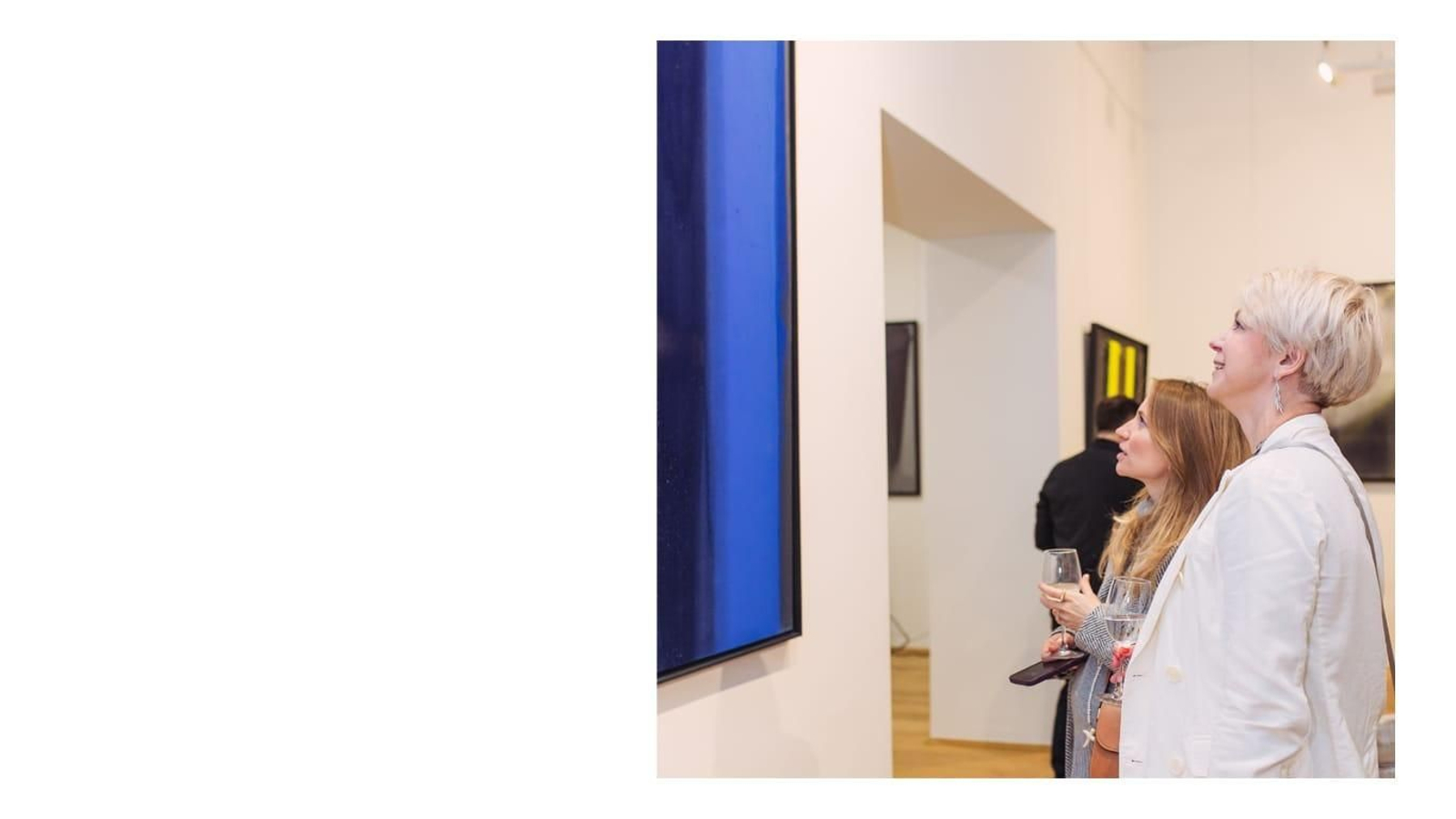 Dos mujeres observan la obra de David Saborido en la inauguración de la temporada de la Galería Kramer.