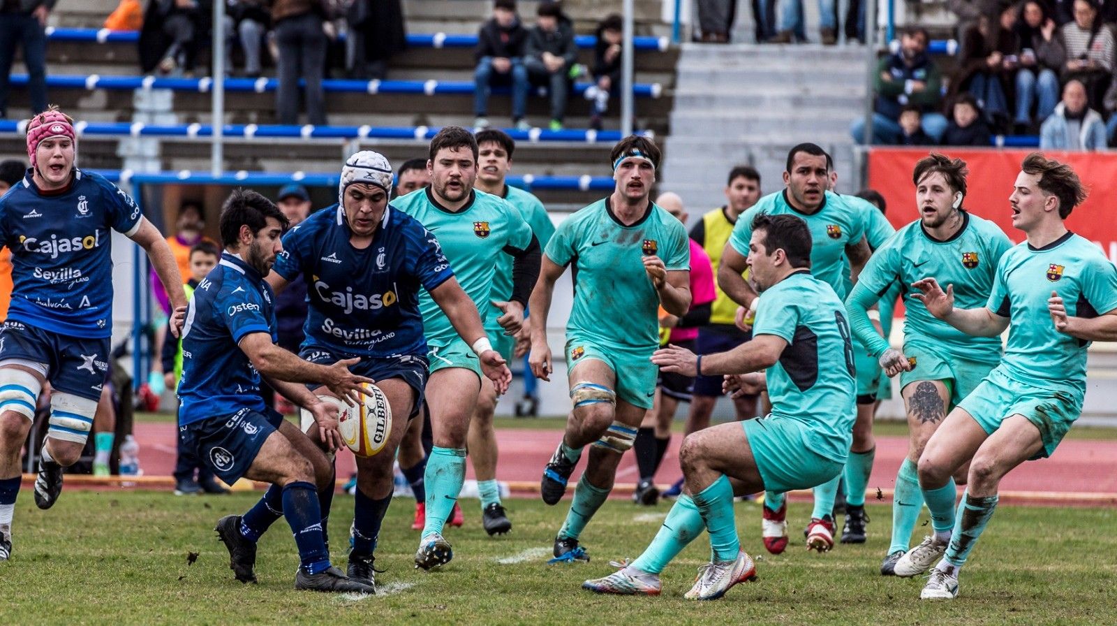 Coco Roldán, que se despide después de seis temporadas, recibe en el oval en un reciente partido contra el Barça Rugby.