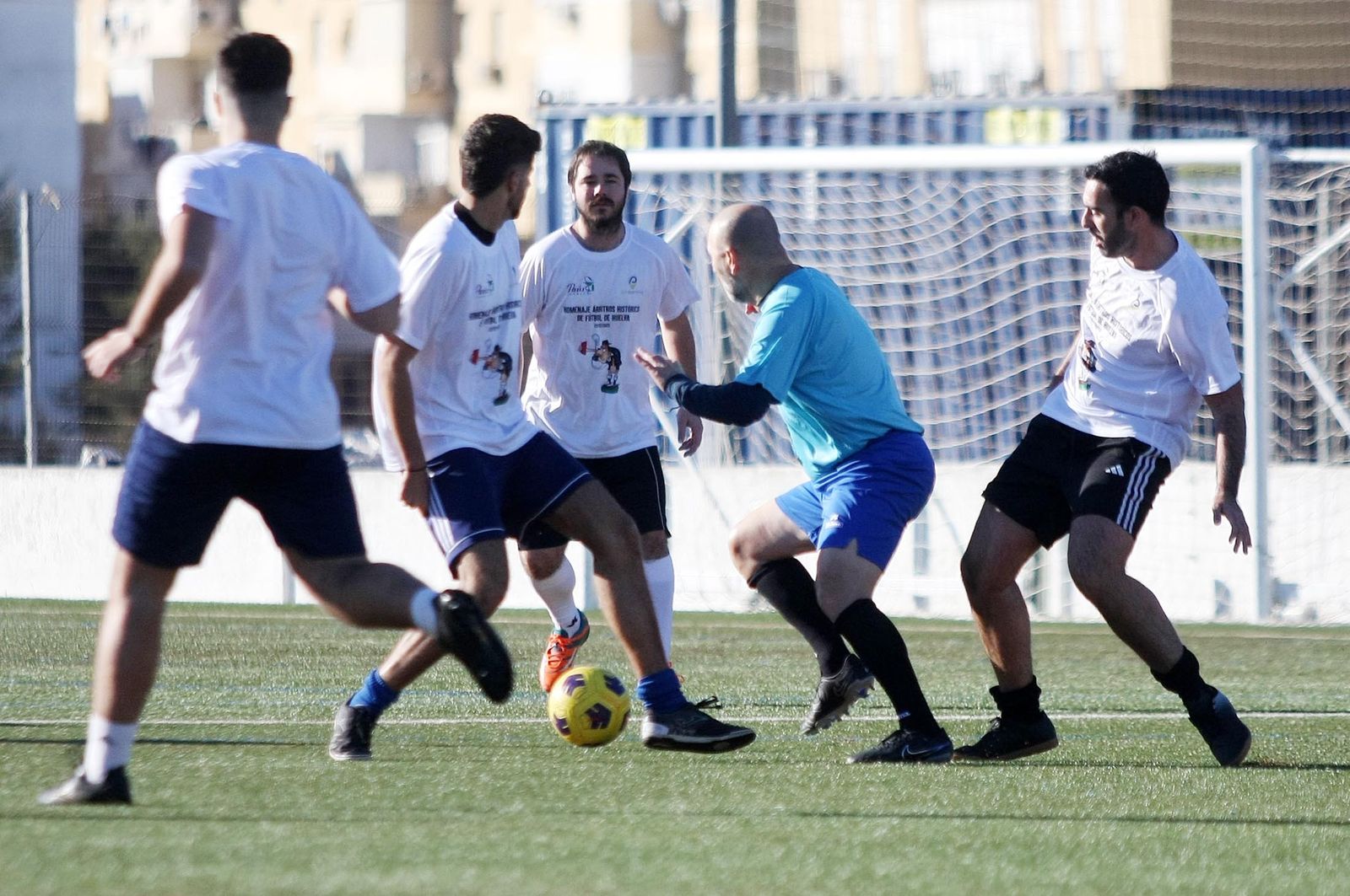 Imágenes del partido homenaje a los árbitros históricos de fútbol de Huelva