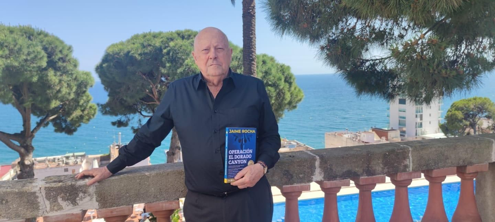 Jaime Rocha con su libro en una presentación en Lloret de Mar.
