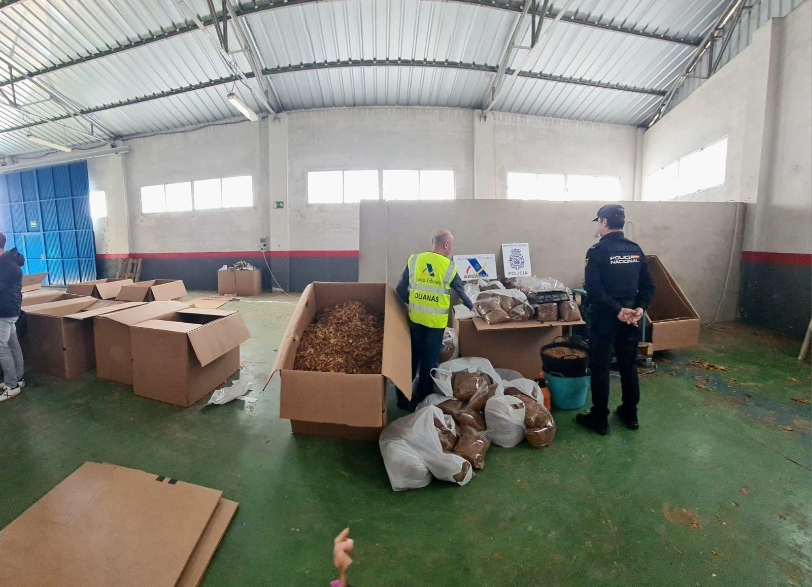 Miembros de la Agencia Tributaria y de la Policía Nacional, con el tabaco de contrabando intervenido en Linares.