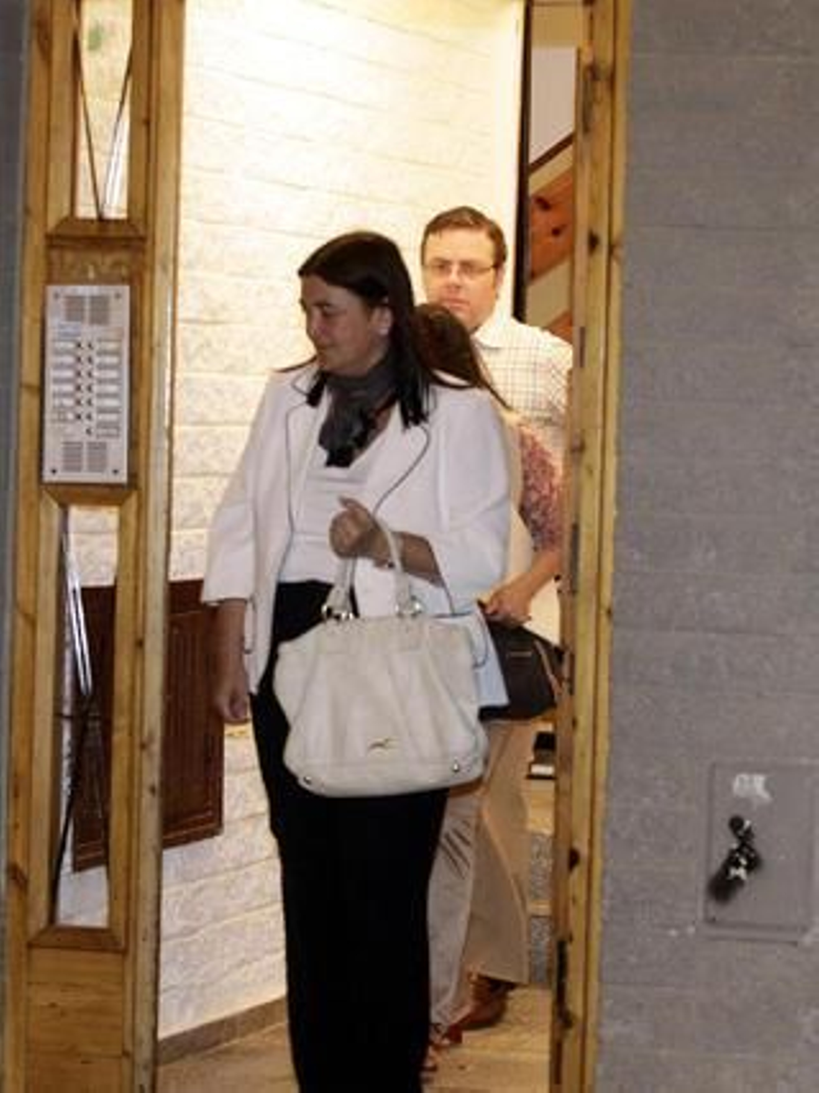 Momento en el que la juez sale de domicilio.

Foto: Antonio Pizarro