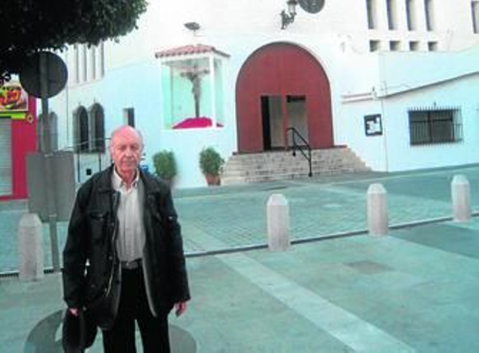 Juan Chacón, ante la fachada de la iglesia.