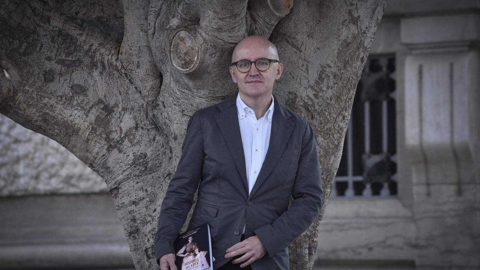 Manuel Jesús Roldán (Sevilla, 1970) con un ejemplar de la obra.