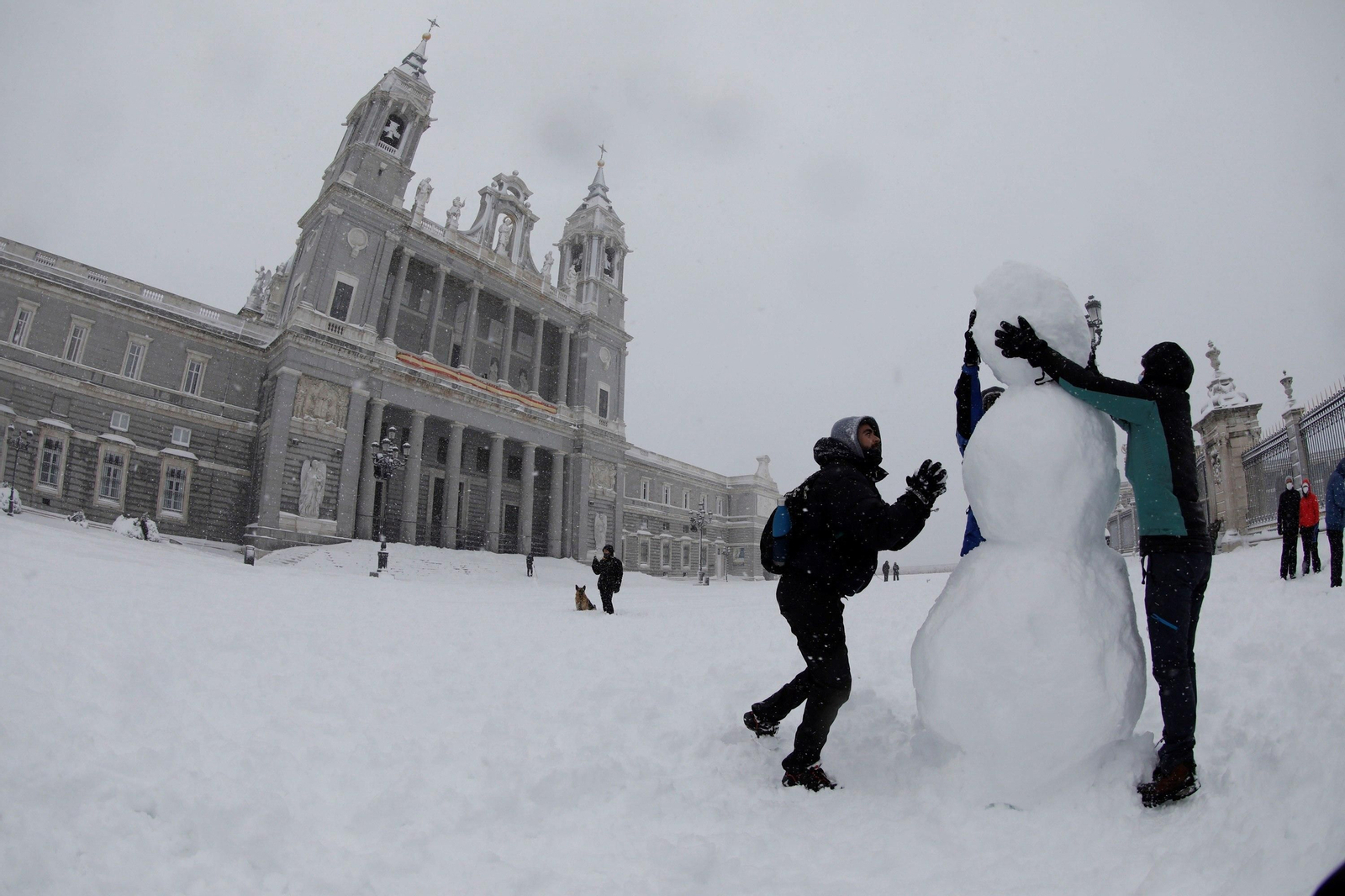 El segundo día del temporal 'Filomena' en imágenes: más nieve y caos