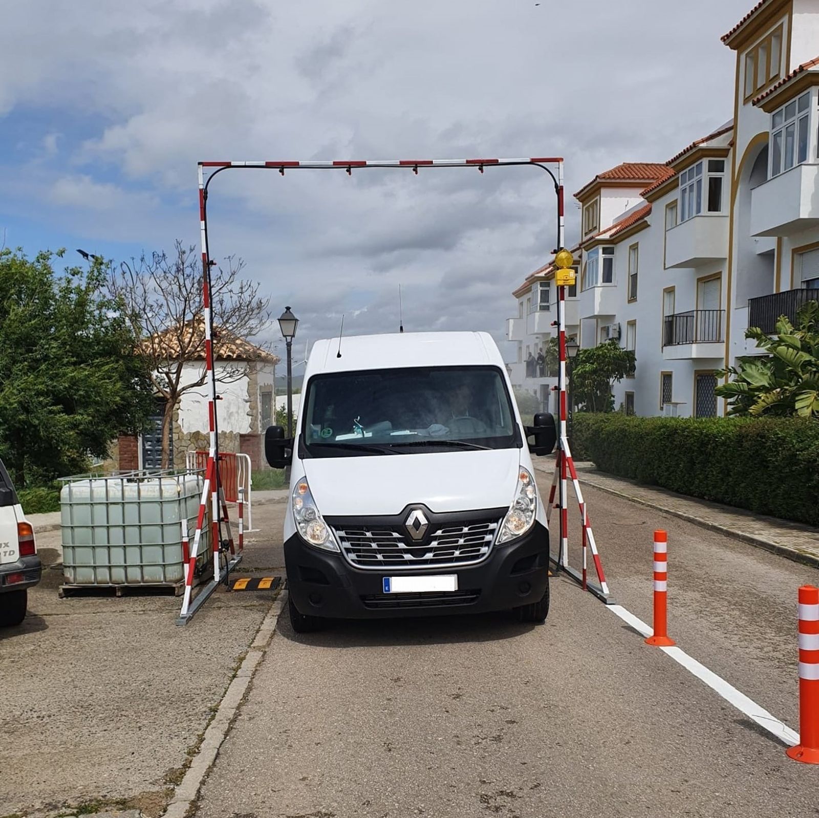 Una furgoneta pasa bajo uno de los dos arcos desinfectantes en Facinas.