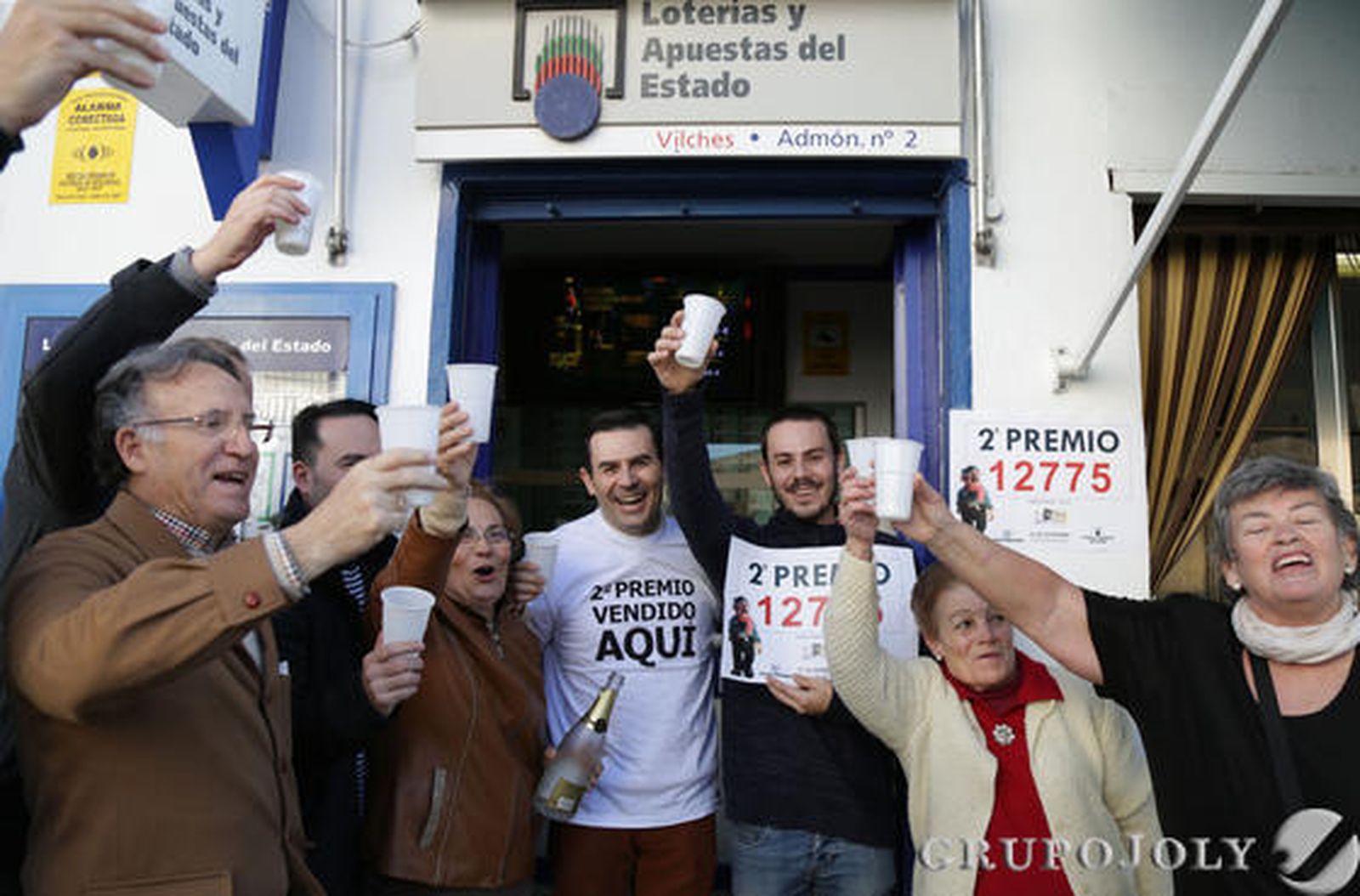 Vecinos de Osuna, agraciados con el segundo premio al número 12775.

Foto: M.J.López