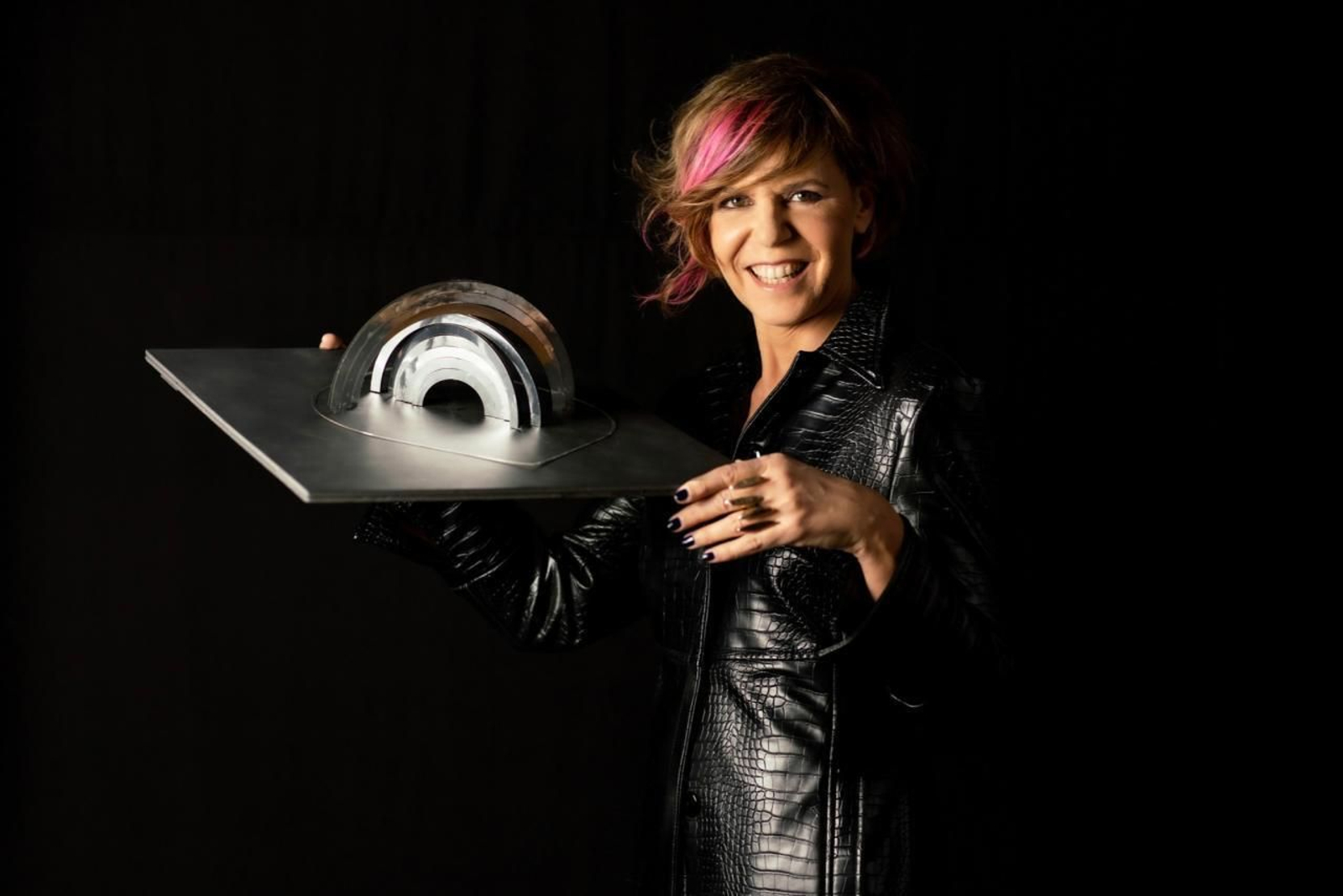 Francesca Montinaro con el diseño incial del 'The Sun Within', escenario de Eurovisón 2022