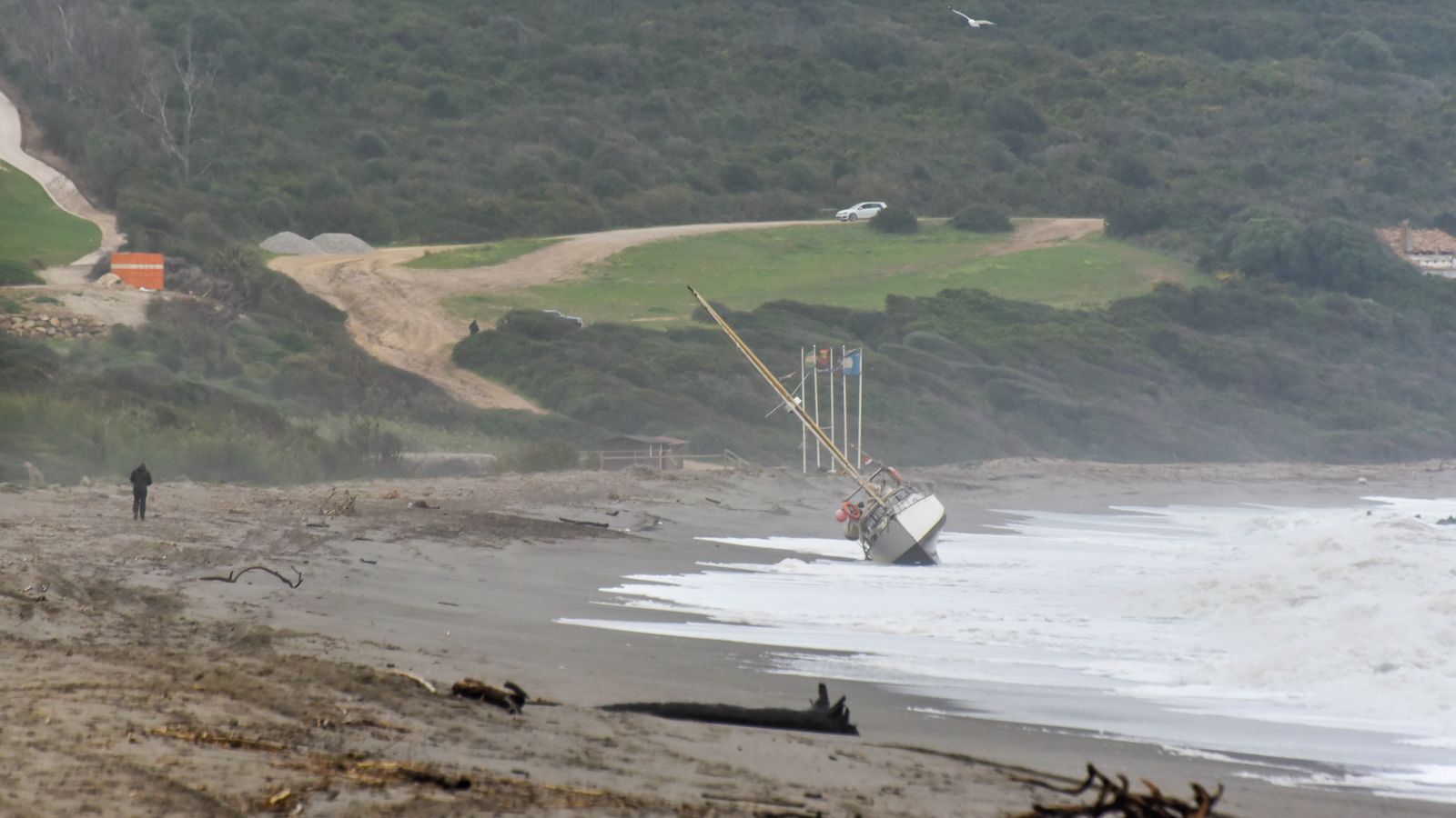 Velero varado en la playa de la Alcaidesa
