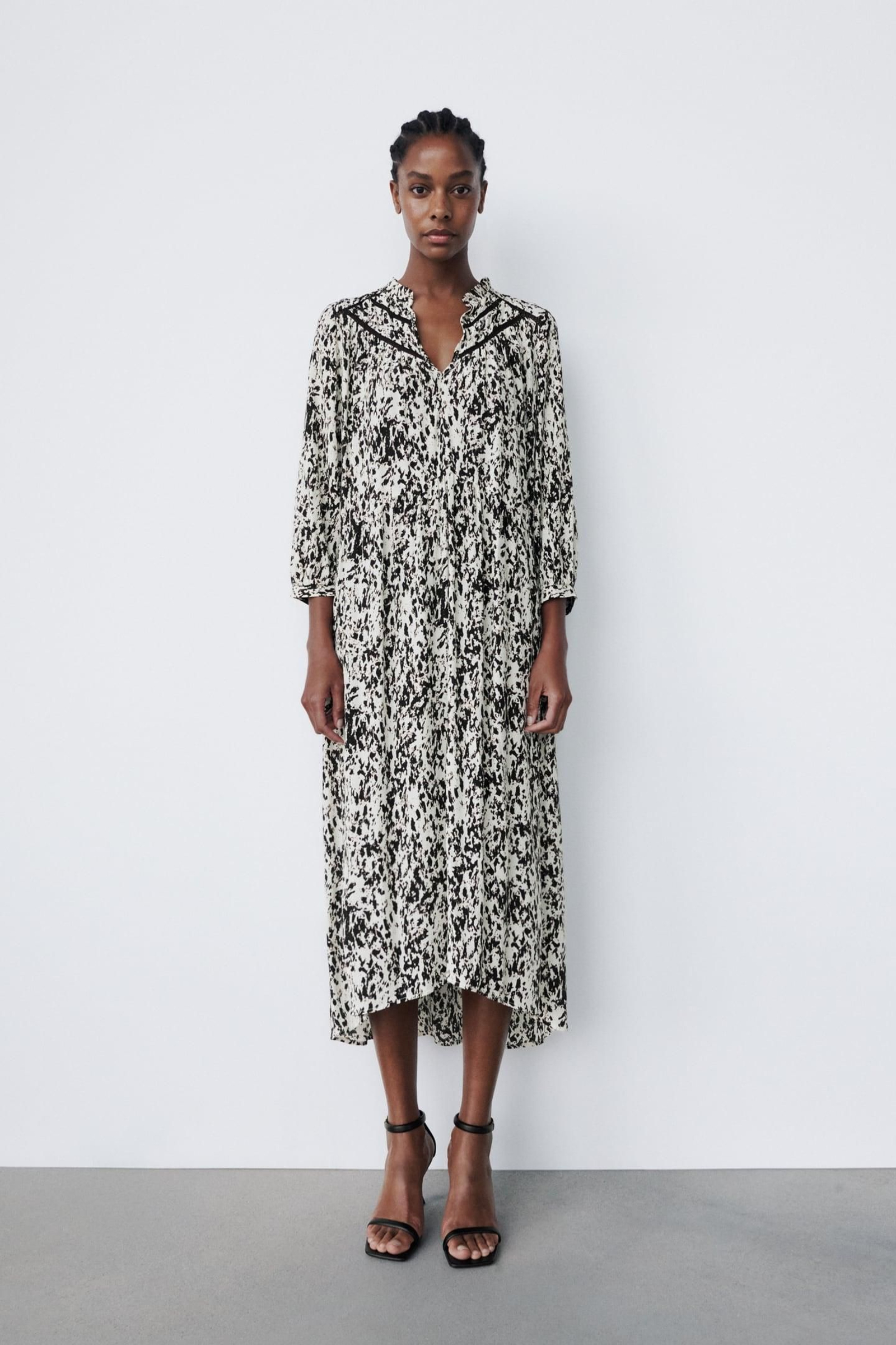 Vestido estampado y fluido de Zara. Vestido estampado y fluido de Zara.