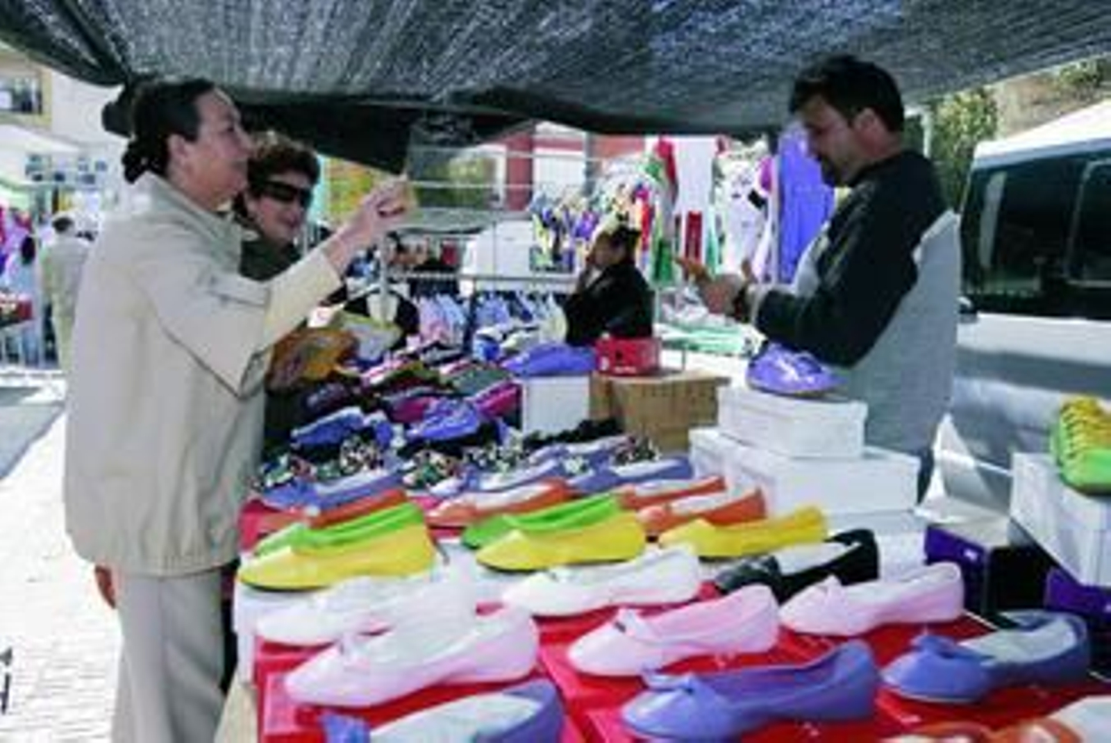 Maribel Vicente y Mercedes Alcaide de la Asociación Al Andalus reparten folletos en el mercado Pavía.