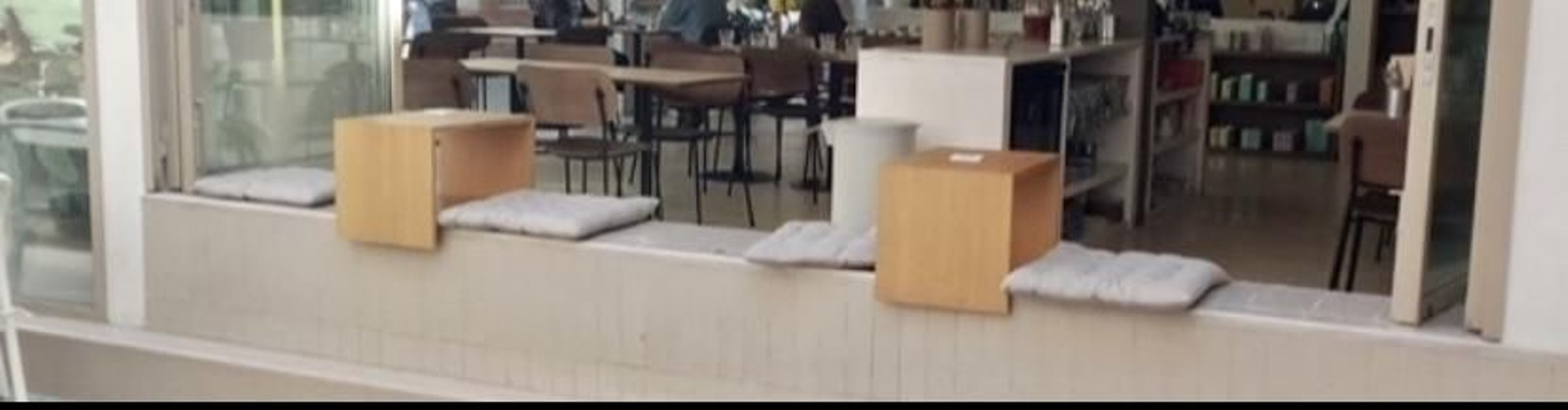 Mesas originales aprovechando el poyete de un ventanal