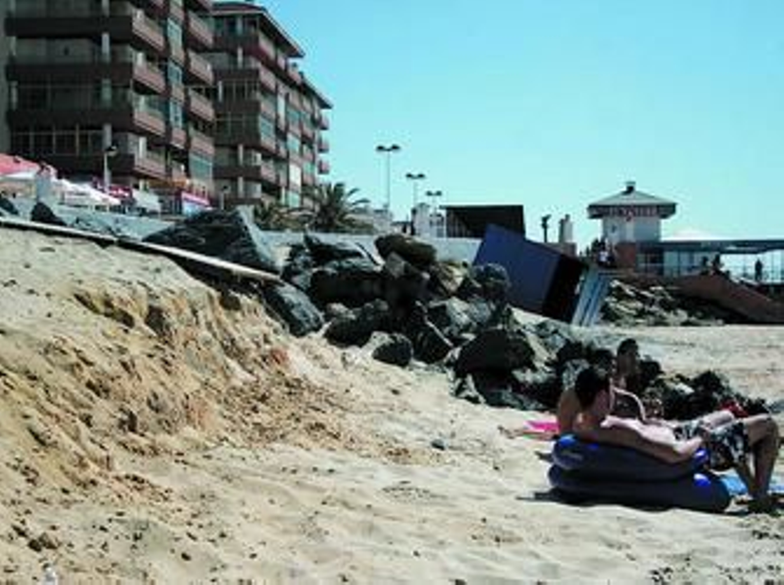 Algunas de las piedras de los antiguos espigones que han quedado al descubierto en la playa de Matalascañas.