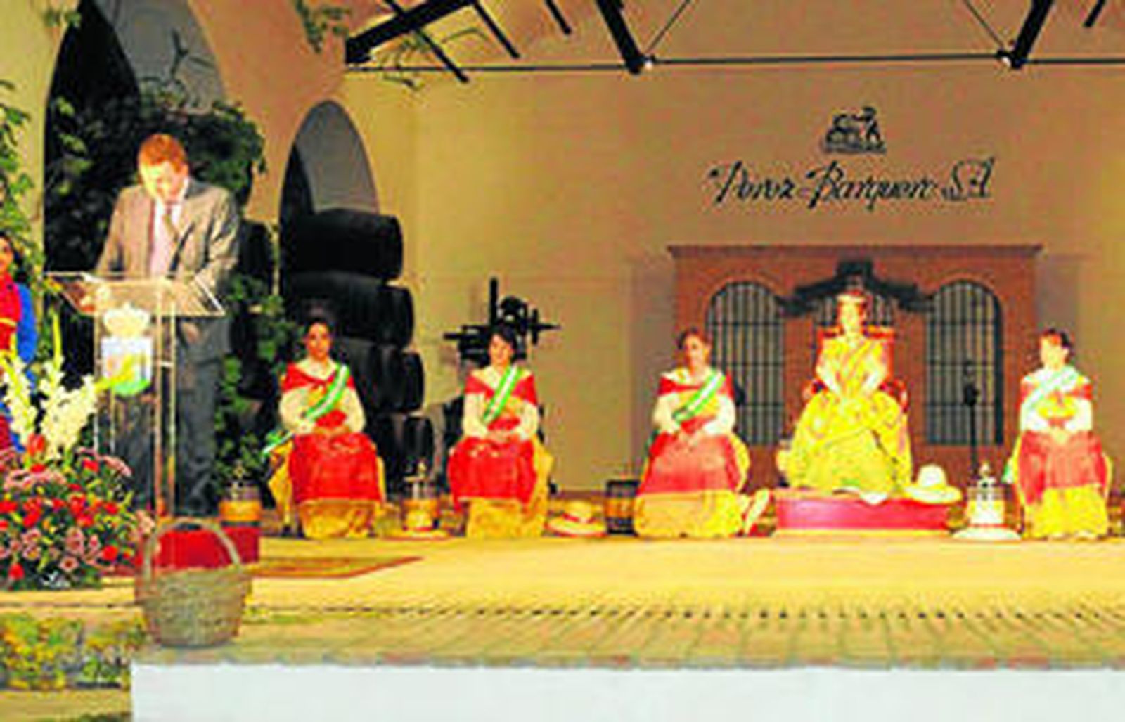 La corte de vendimiadoras acompaña a Luis Javier Pérez-Bustamante durante la lectura del pregón.