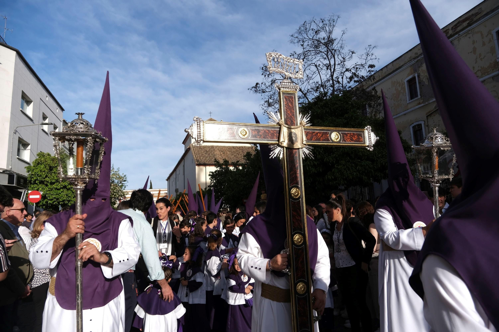 Martes Santo en Córdoba: la procesión de la Santa Faz, en imágenes