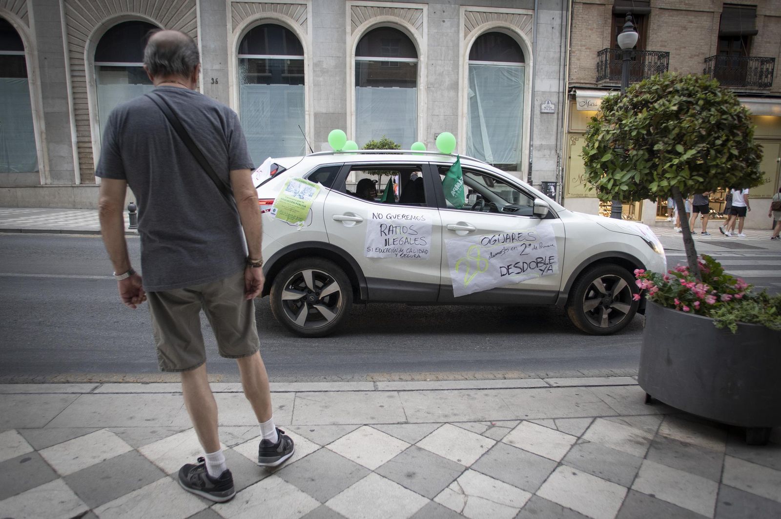 Fotos de la gran caravana en Granada por una vuelta segura al colegio