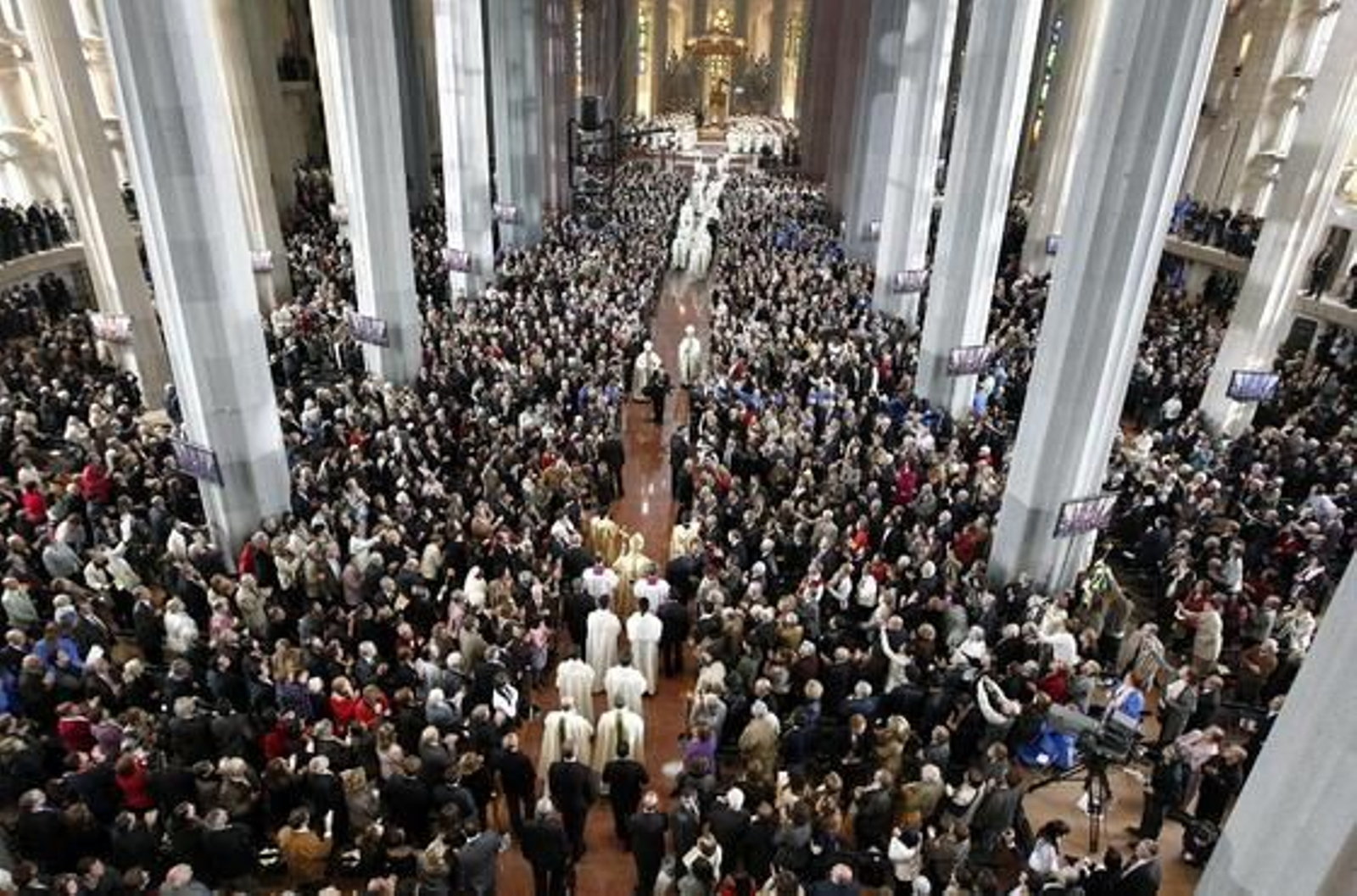 El papa Benedicto XVI bendice la Sagrada Familia de Barcelona y celebra una multitudinaria misa en su interior. 

Foto: EFE