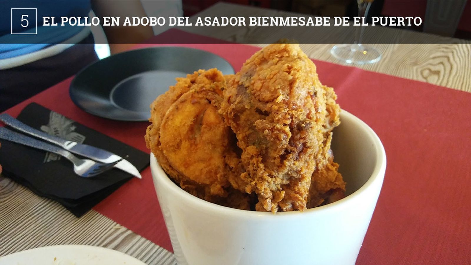 Son piezas de pollo, de tamaño generoso que meten en el típico adobo, el mismo que se utiliza para el cazón. Luego las piezas se sacan de la marinada, se embadurnan de harina y se fríen en aceite. El éxito del establecimiento está en dos cuestiones: el punto del adobo y la jugosidad de las piezas.