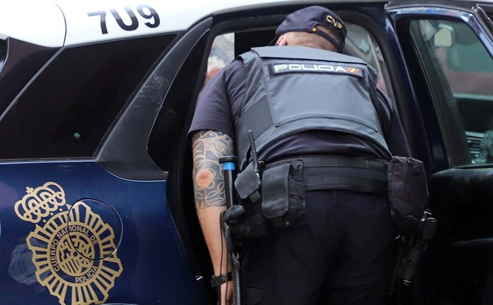 Un agente de la Policía Nacional