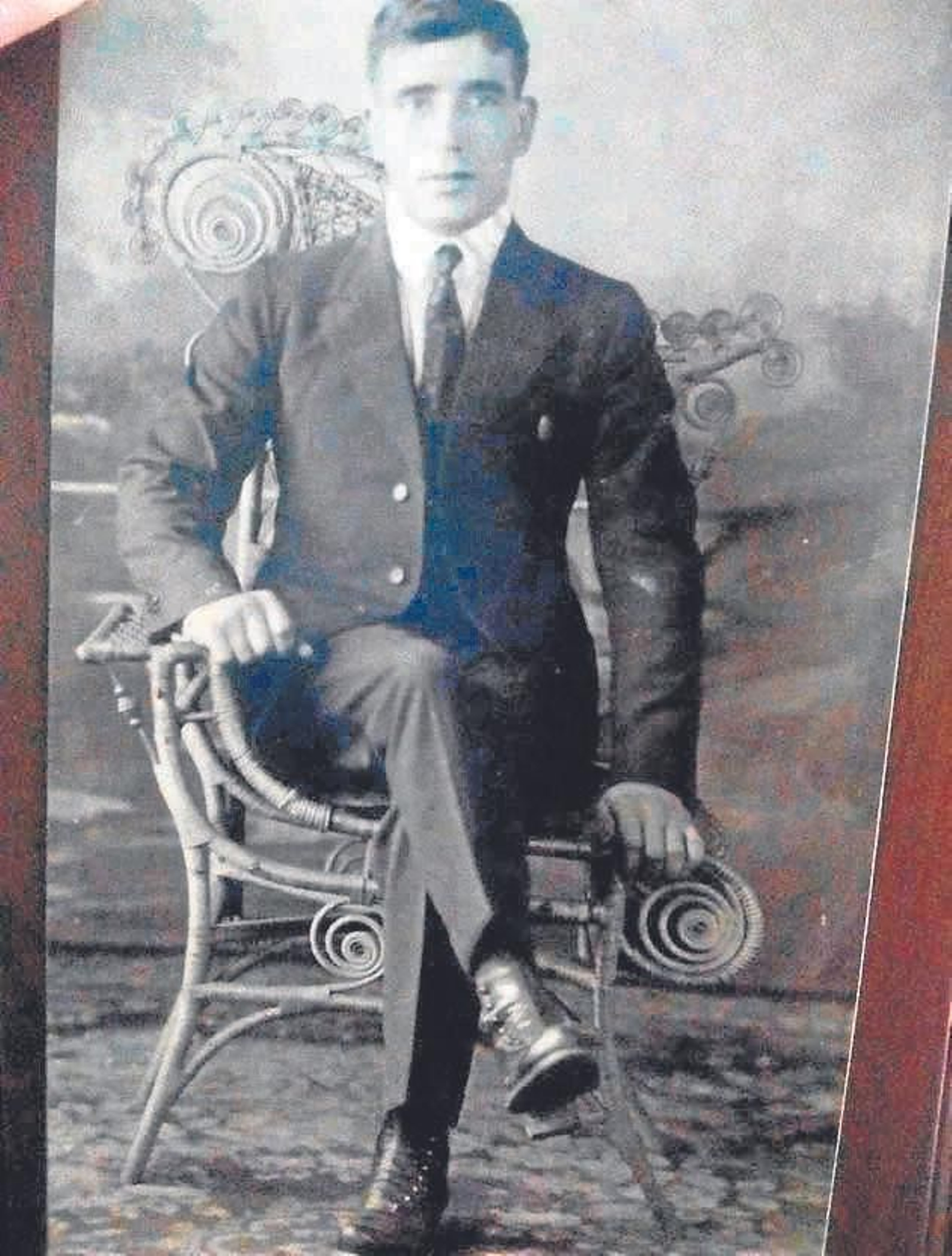 Él es Leonardo Milán Ortega. El protagonista de la historia y cuyos recuerdos quisieron devolver al presente su nieto Paco Milán y su hijo Francisco en un viaje que realizaron en 2018. Leonardo tuvo dos hijos, Francisco y Leonardo, con su mujer Consuelo. Durante su estancia en Estados Unidos, también encargo el cuidado  de estos  a Vidal Milán (abuelo de estos) y al obispo Diego Ventaja Milán, su primo hermano.