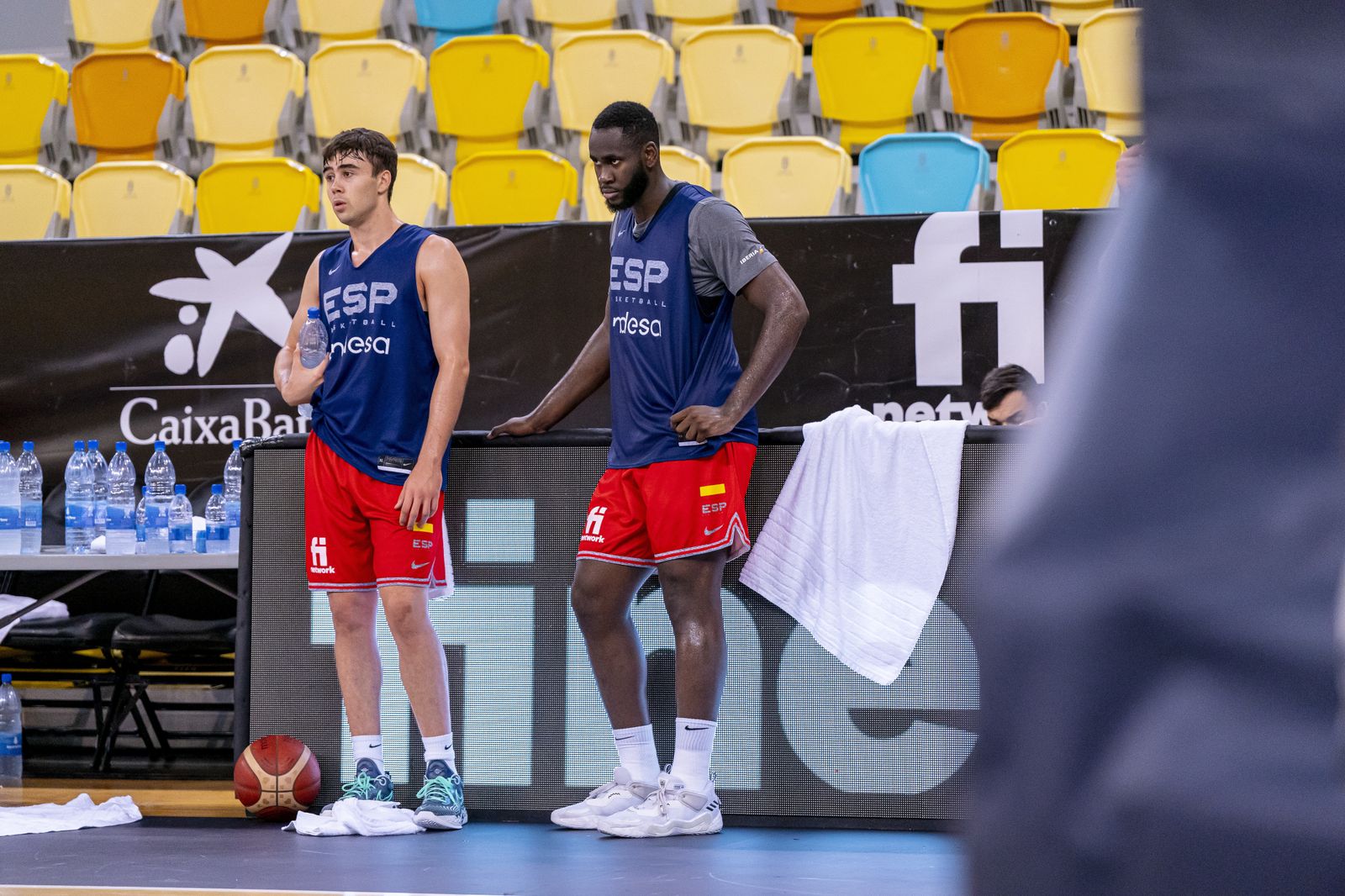 Juan Núñez, con Usman Garuba.