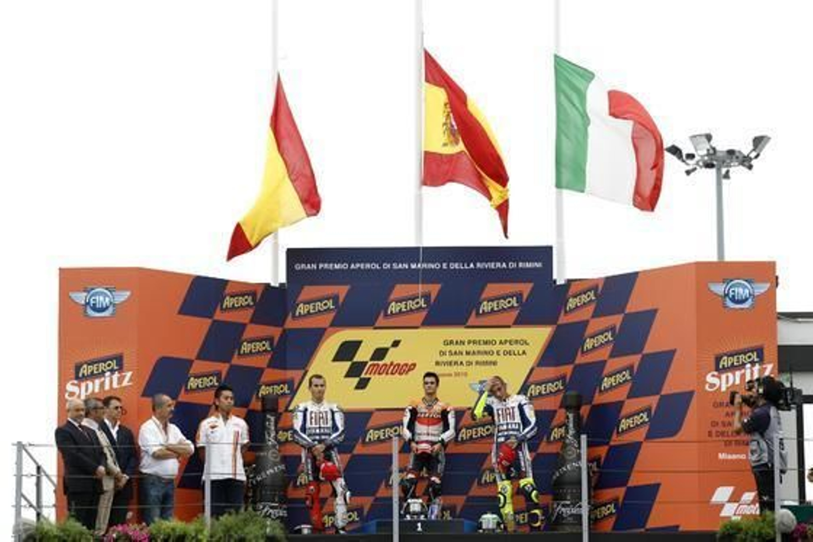 Banderas a media asta en el Gran Premio de San Marino por la muerte del piloto de Moto2 Shoya Tomizawa.  Foto: Reuters