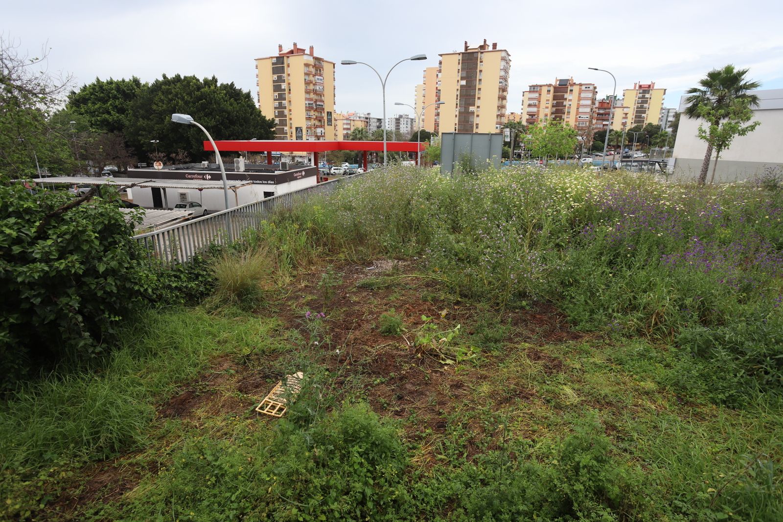 Terrenos de la calle Mimosas donde se proyecta la gasolinera, contigua a otra.