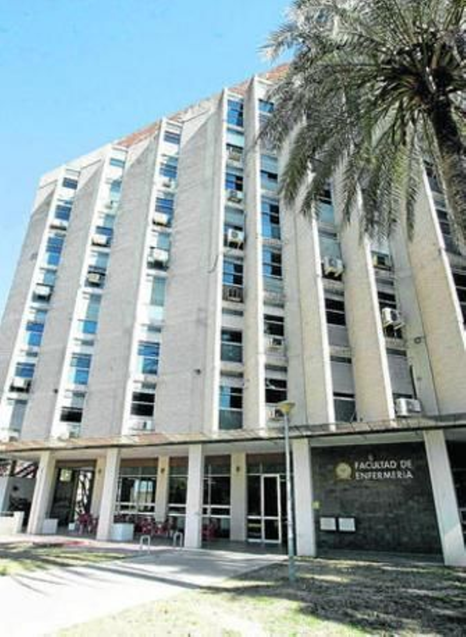 Entrada principal de la Facultad de Enfermería.