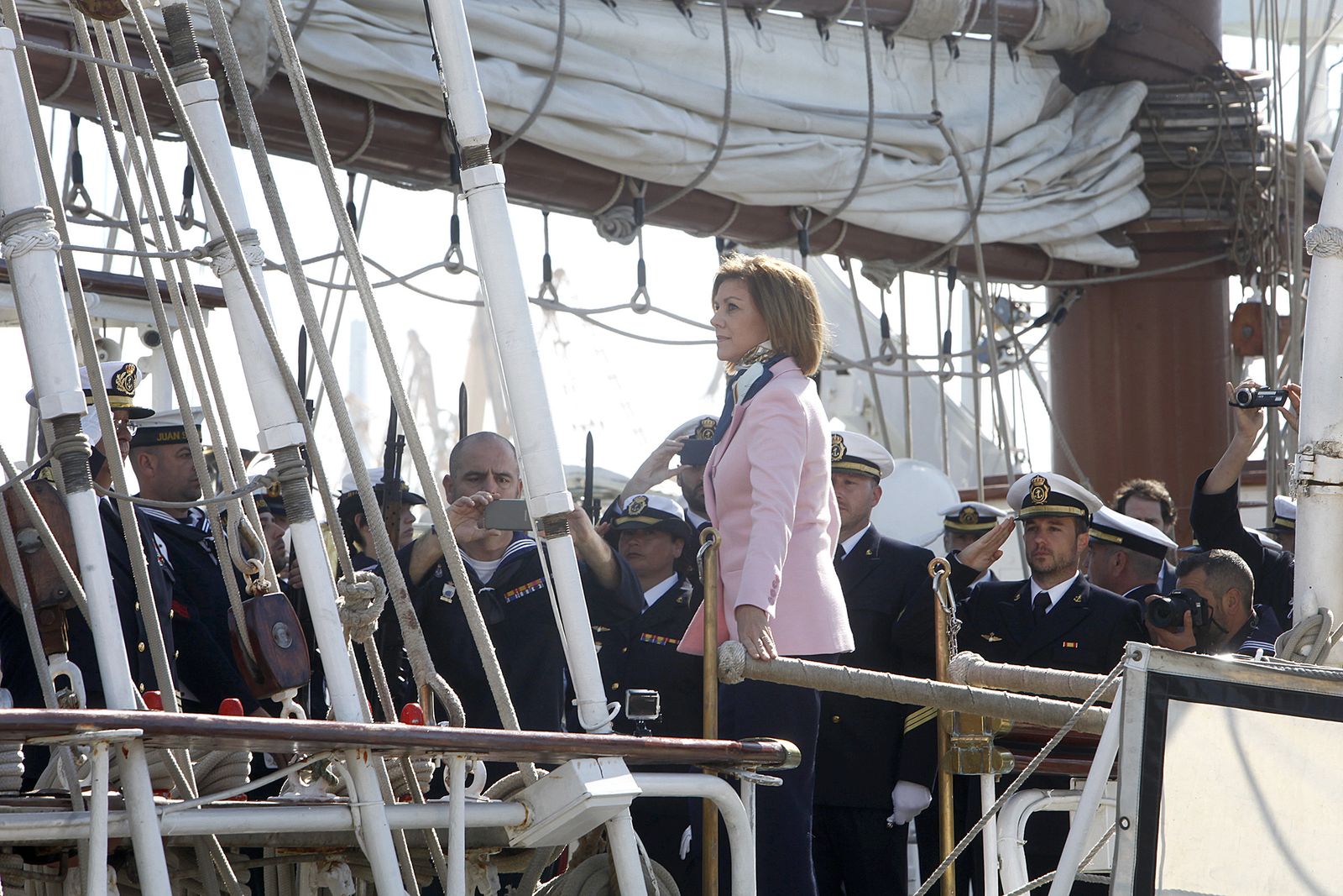 Las ministra de Defensa, María Dolores de Cospedal, recibiendo honores del mando y la tripulación del 'Elcano'.
