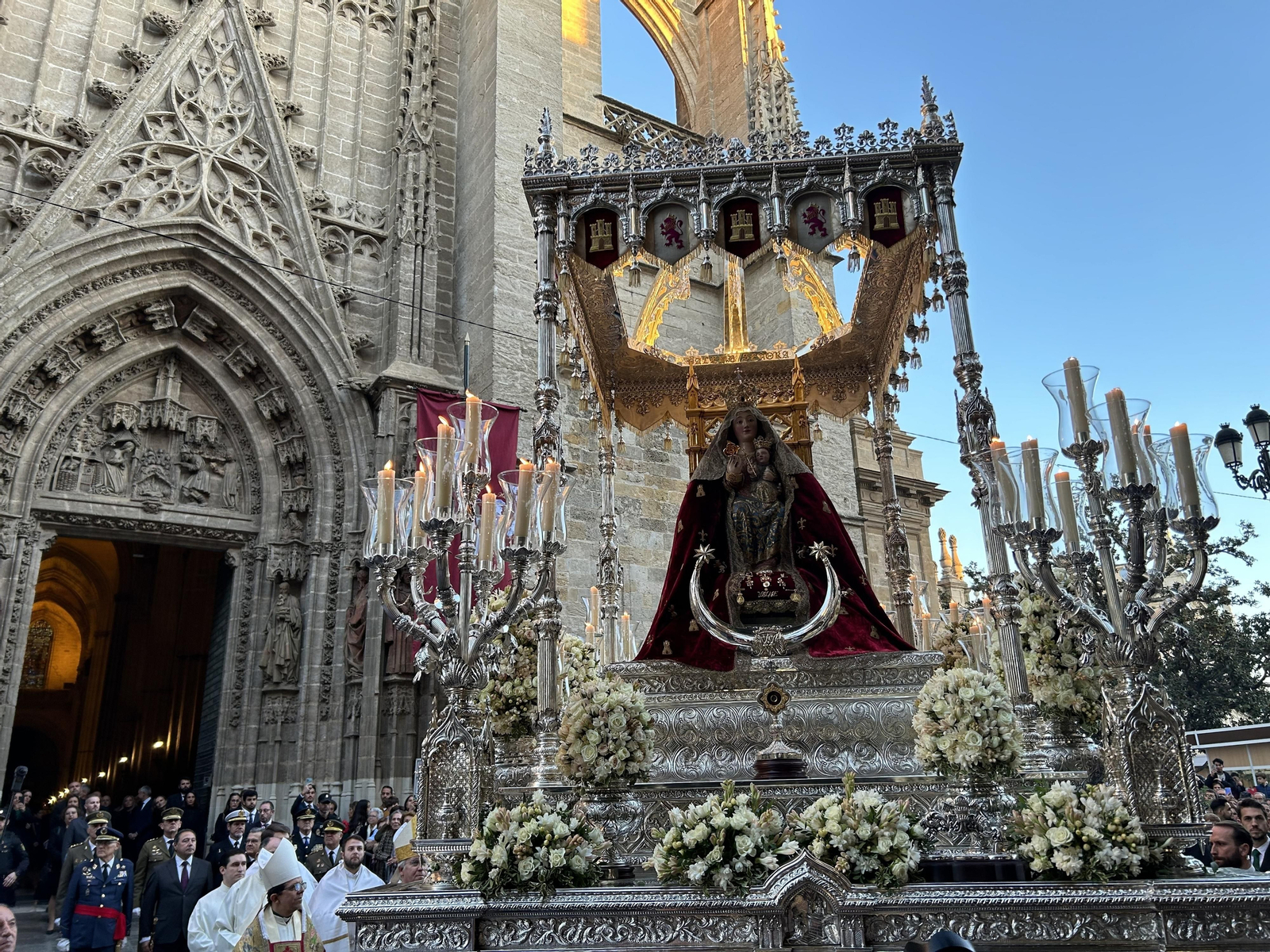 La Virgen de Valme sale de la Catedral de Sevilla