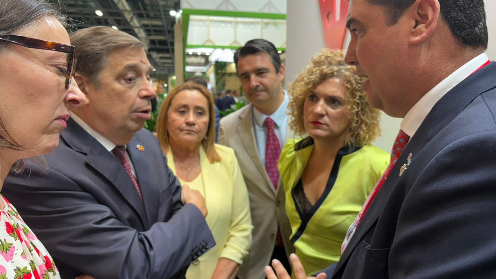 El ministro visita el stand de Freshuelva.