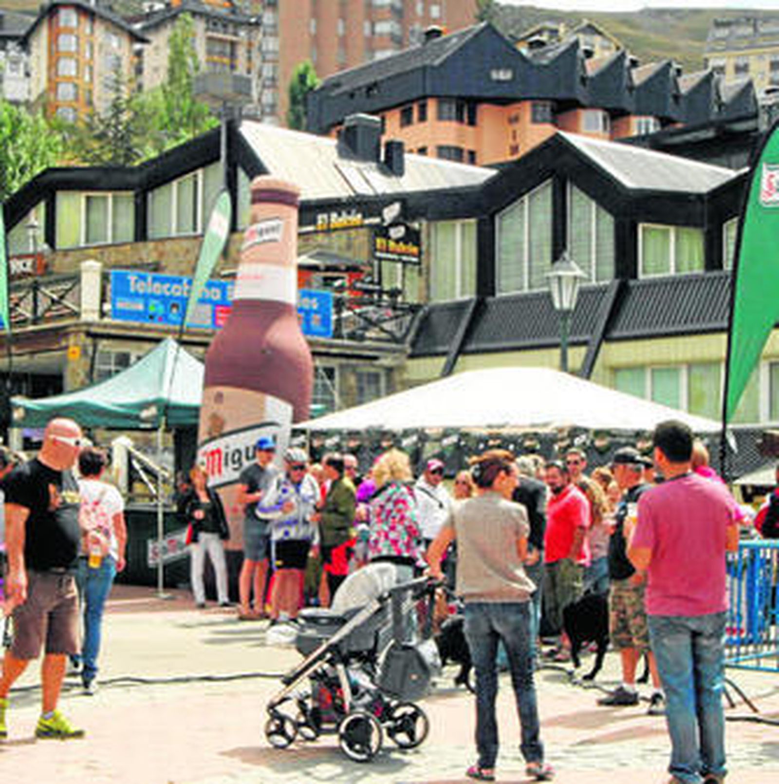 Pradollano durante la gran fiesta playera celebrada ayer.