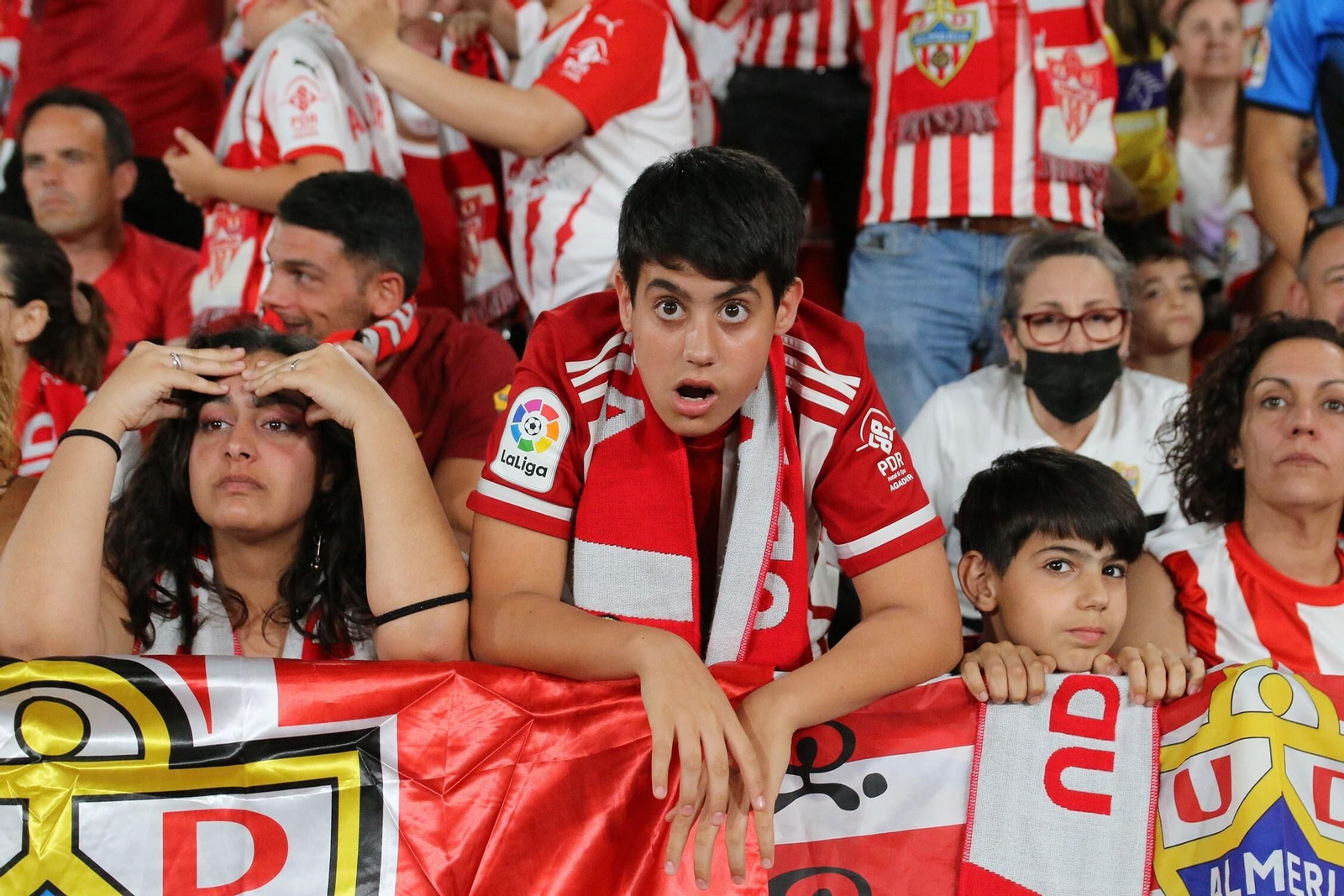 Las imágenes de la decepción de los aficionados del Almería