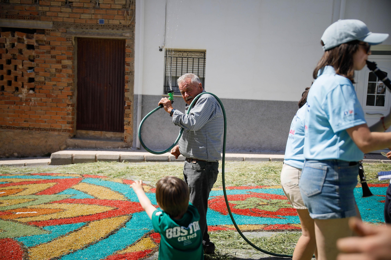 Así es la gran alfombra de serrín para que levite la Virgen de Fátima de Tíjola