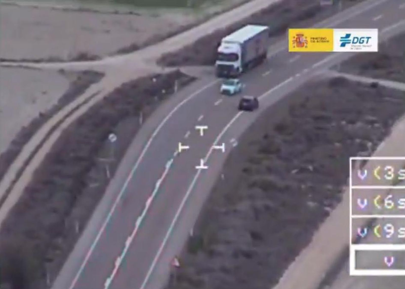 Un vehículo no respeta la distancia de seguridad para adelantar y roza el accidente con otro vehículo