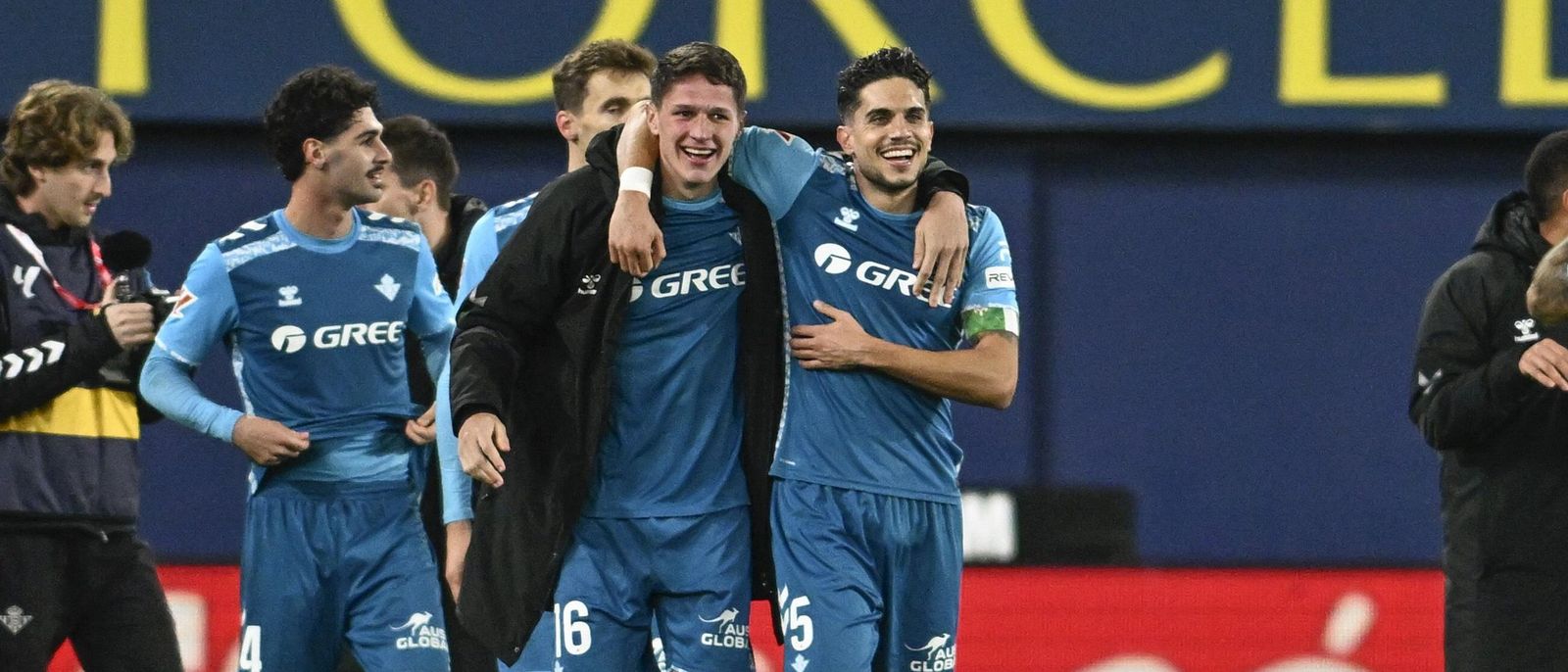 Altimira y Bartra se abrazan en el festejo del triunfo del Betis en Villarreal.