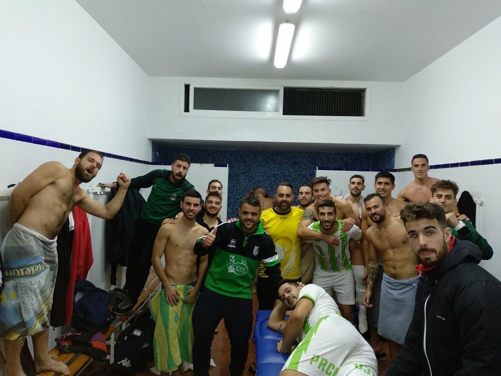 Los jugadores del Puerto Real festejan en el vestuario la goleada conseguida.