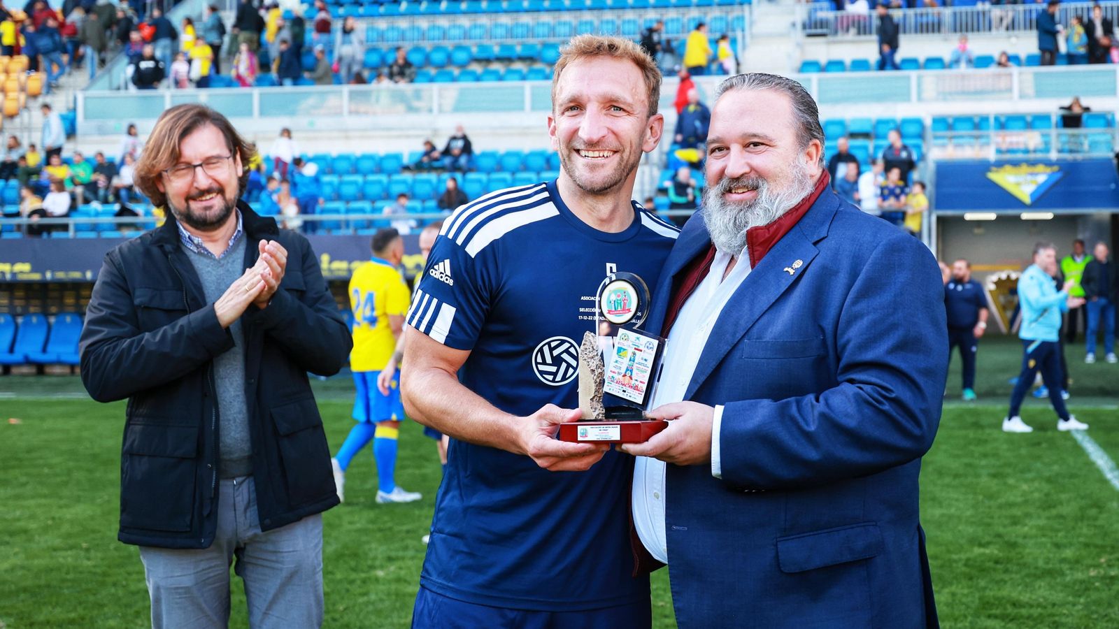 Manolo Garrido entrega una metopa a Diego Rivas, capitán del equipo de la AFE. Manolo Garrido entrega una metopa a Diego Rivas, capitán del equipo de la AFE.