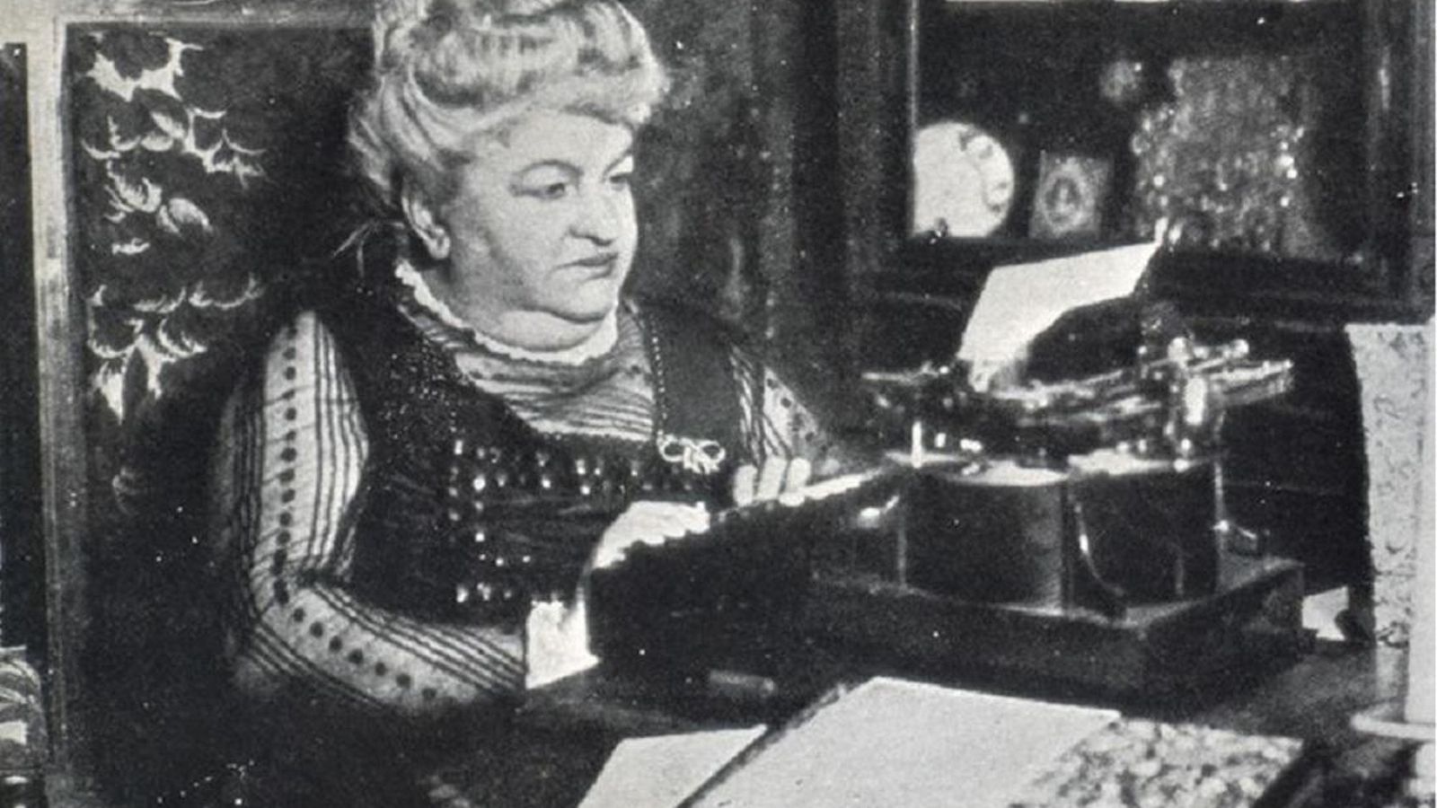 La condesa de Pardo Bazán ante la máquina de escribir.