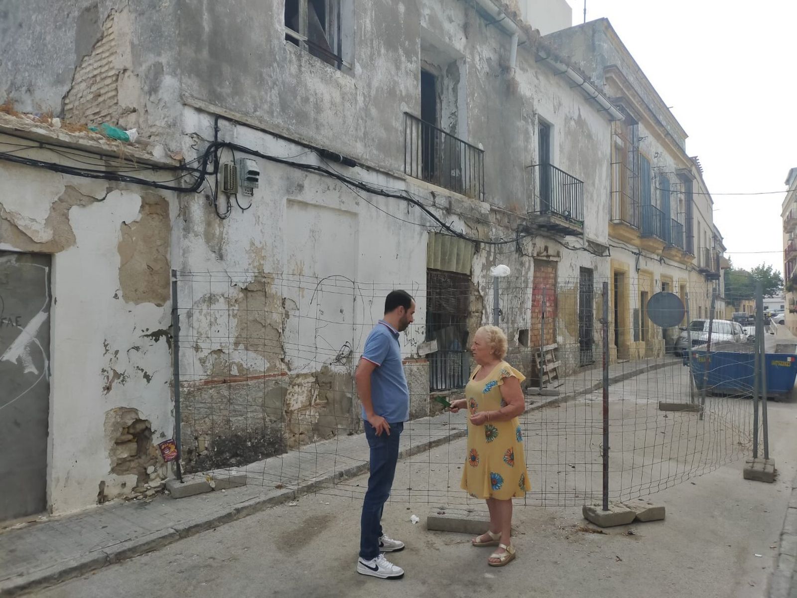 Santiago Casal conversa con una vecina de la calle Campana.