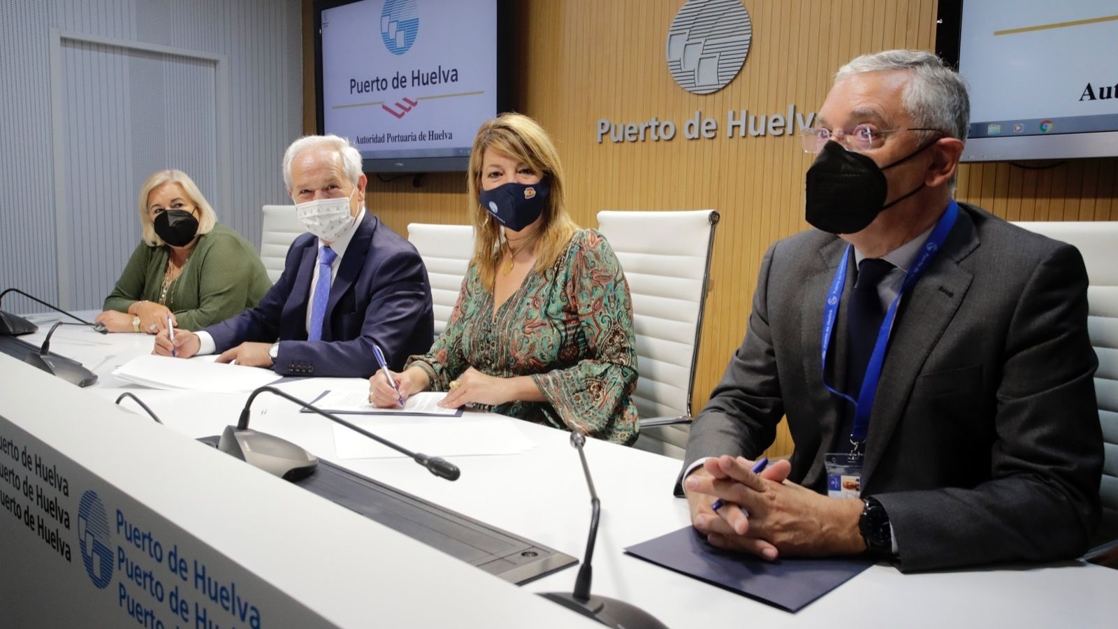 Manuela Caro, José Antonio Miranda, Pilar Miranda e Ignacio Álravez-Ossorio tras la firma del protocolo en la mañana de ayer.