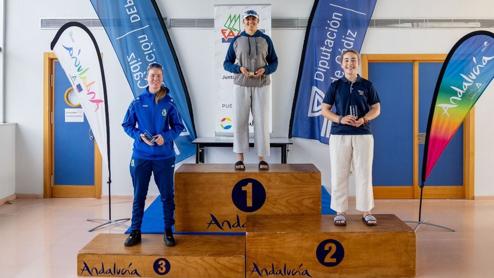 Raquel Retamero, en lo más alto del podio, junto a Marta Robles y Valeria García.