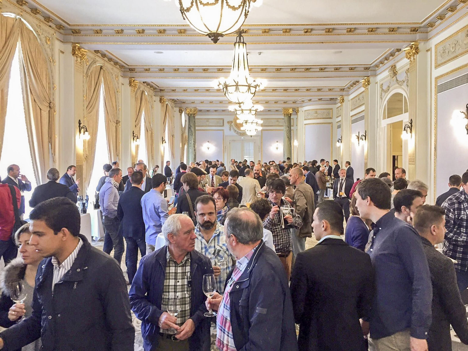 Imagen del exitoso salón de marcas del Sherry Festival que congregó el lunes en el hotel María Cristina a más de 400 profesionales del sector. Imagen del exitoso salón de marcas del Sherry Festival que congregó el lunes en el hotel María Cristina a más de 400 profesionales del sector.