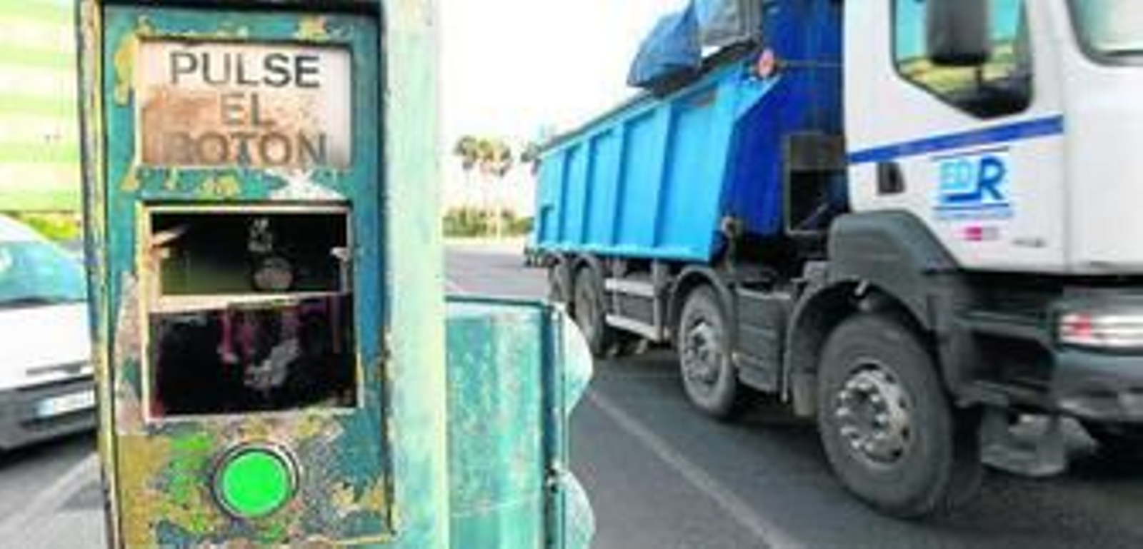 El pulsador del semáforo de la playa de Poniente, roto.