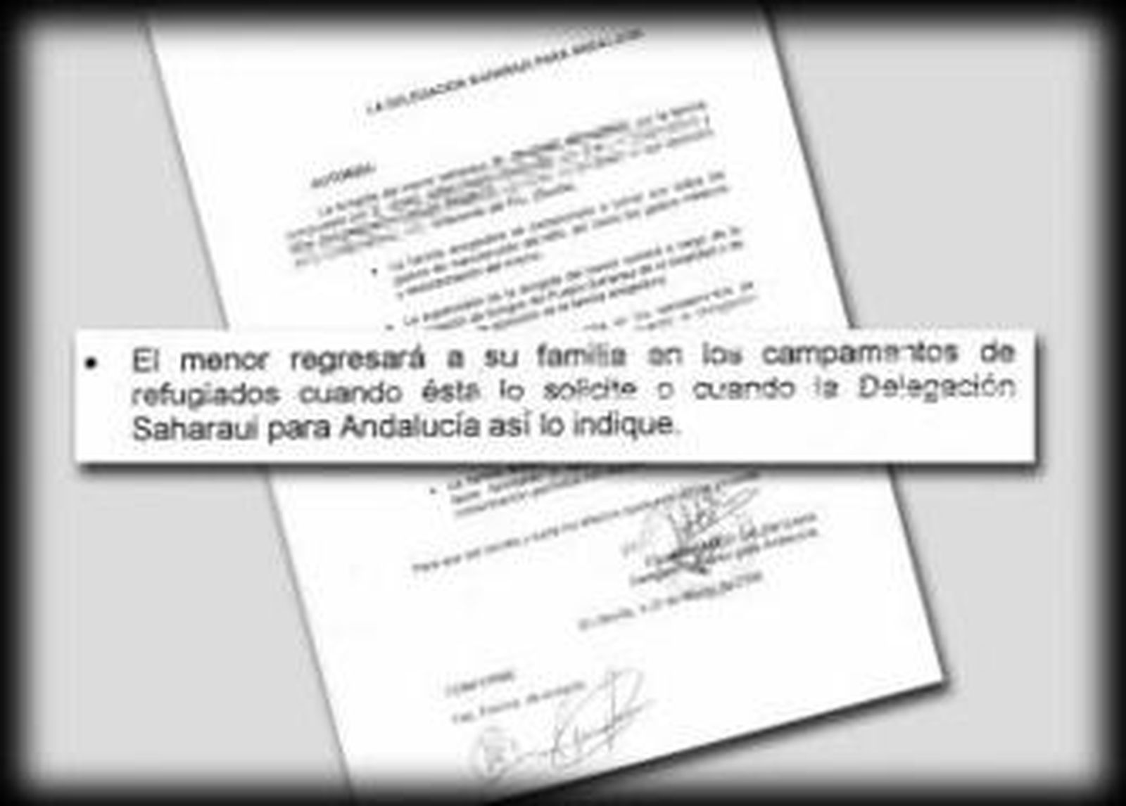 La saharaui Ghedjemoula Mohamed Bibat muestra varias fotos de su hija, ayer en su domicilio.